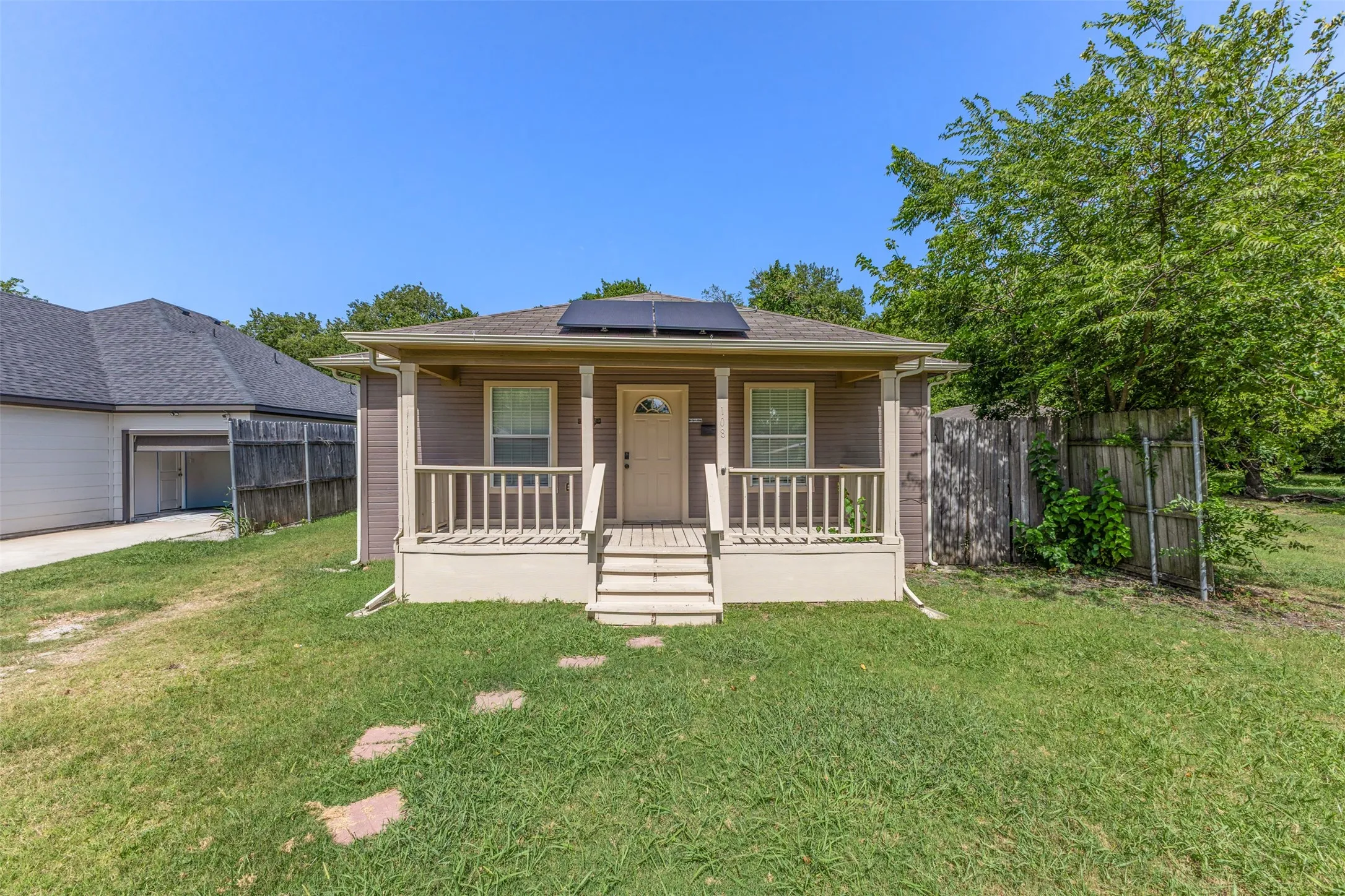 Single Family Residence For Rent in Ellis County , 108 Cook Street, Waxahachie, Texas 75165, 3 Bedroom, 2 Bathroom, Garage spaces, 1,176 Sqft, built in 2003, mls#21319258, Real Estate Agent in Waxahachie, Homes For Rent in Ellis county, Homes For Rent in Waxahachie, Realtor in Waxahachie Texas, Real Estate Brokerage Independent Realty Texas, Luminita Cordes Realtor