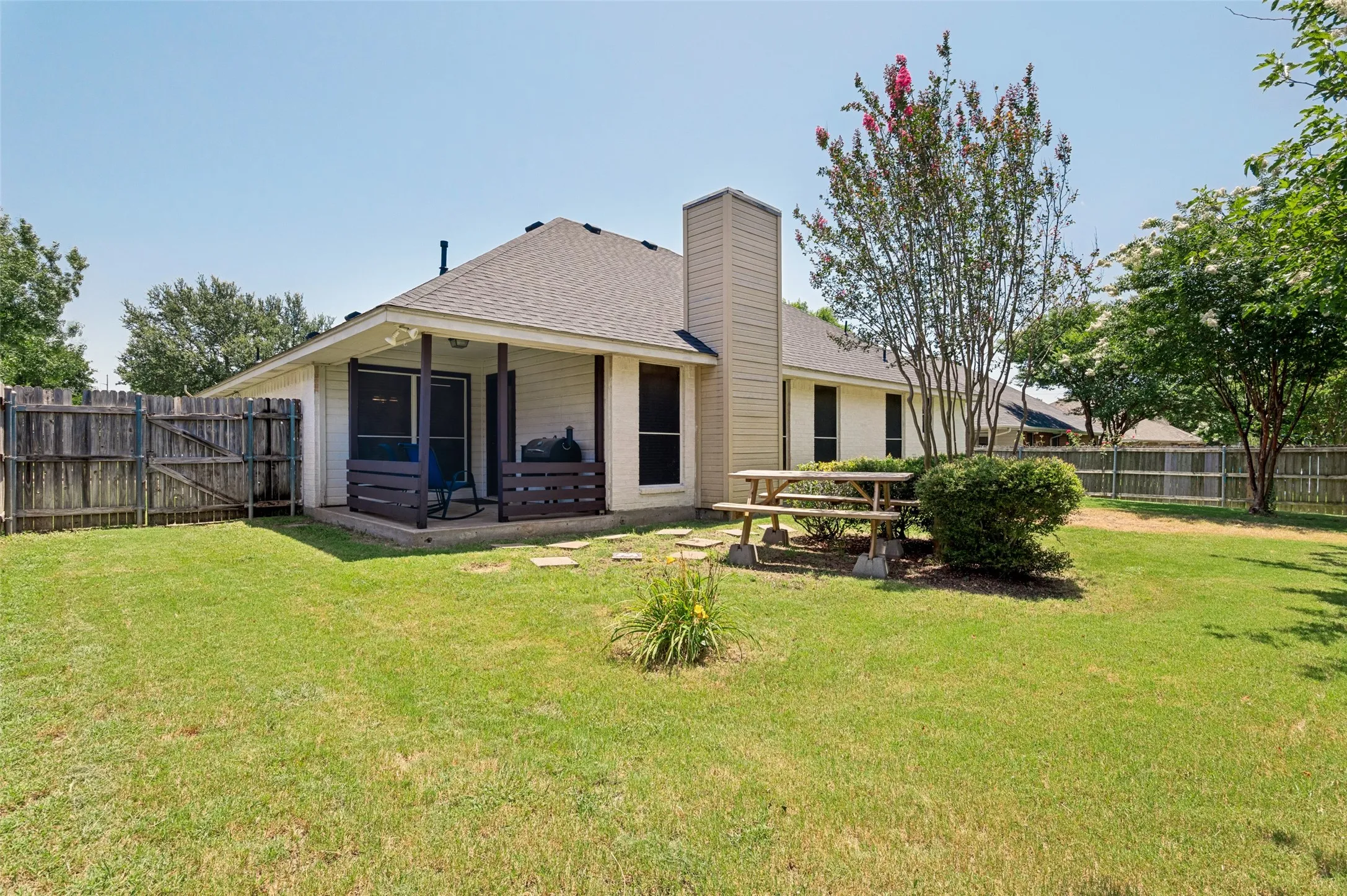 Single Family Residence For Sale in Ellis County , 521 Wild Springs Drive, Midlothian, Texas 76065, 3 Bedroom, 2 Bathroom, 2 Garage spaces, 1,444 Sqft, built in 2001, mls#21319103, Real Estate Agent in Midlothian, Homes For Sale in Ellis county, Homes For Sale in Midlothian, Realtor in Midlothian Texas, Real Estate Brokerage Independent Realty Texas, Luminita Cordes Realtor