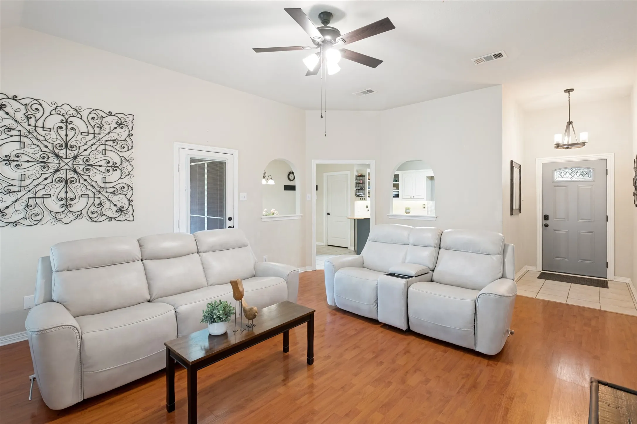 Single Family Residence For Sale in Ellis County , 521 Wild Springs Drive, Midlothian, Texas 76065, 3 Bedroom, 2 Bathroom, 2 Garage spaces, 1,444 Sqft, built in 2001, mls#21319103, Real Estate Agent in Midlothian, Homes For Sale in Ellis county, Homes For Sale in Midlothian, Realtor in Midlothian Texas, Real Estate Brokerage Independent Realty Texas, Luminita Cordes Realtor