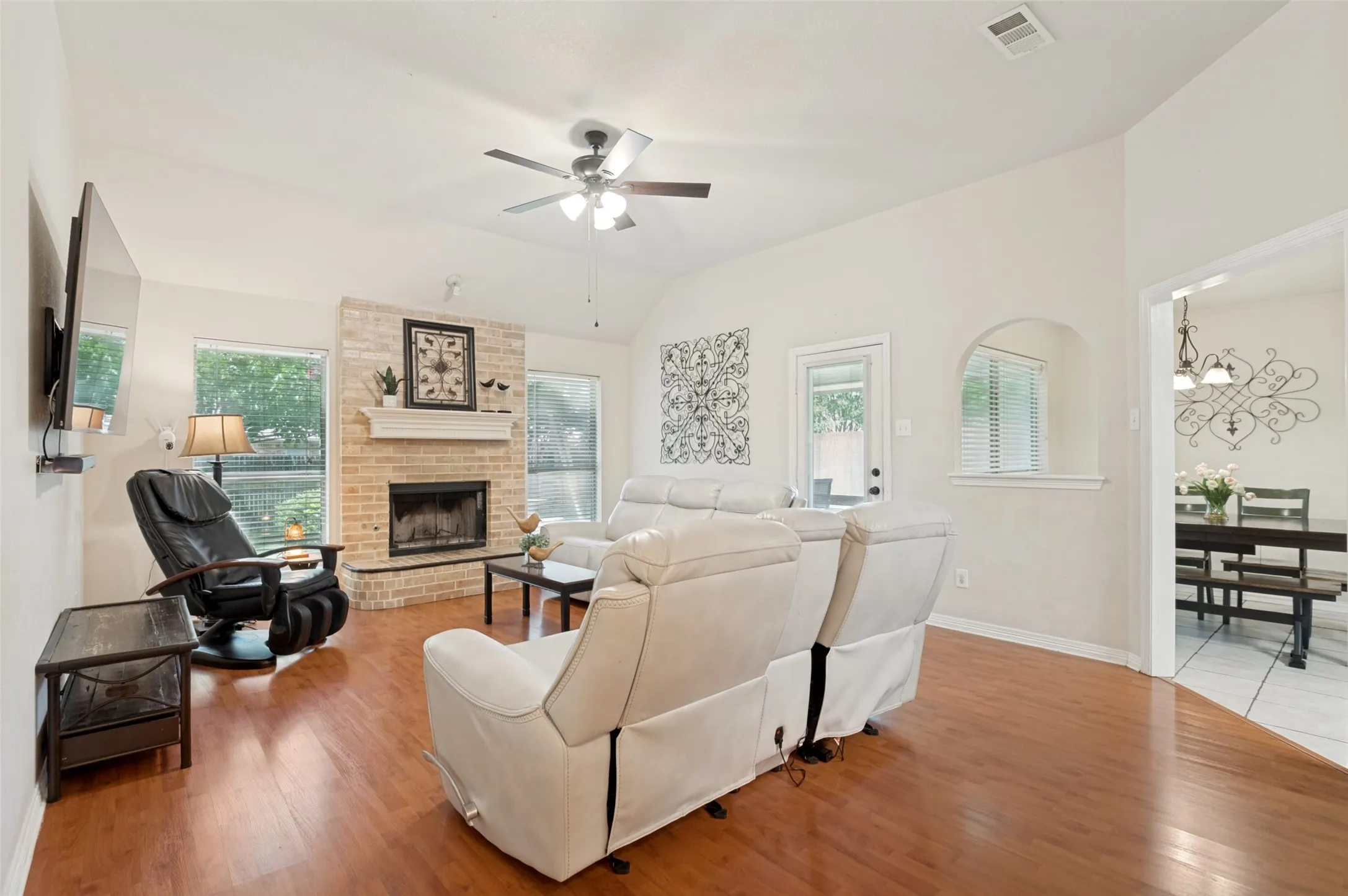 Single Family Residence For Sale in Ellis County , 521 Wild Springs Drive, Midlothian, Texas 76065, 3 Bedroom, 2 Bathroom, 2 Garage spaces, 1,444 Sqft, built in 2001, mls#21319103, Real Estate Agent in Midlothian, Homes For Sale in Ellis county, Homes For Sale in Midlothian, Realtor in Midlothian Texas, Real Estate Brokerage Independent Realty Texas, Luminita Cordes Realtor