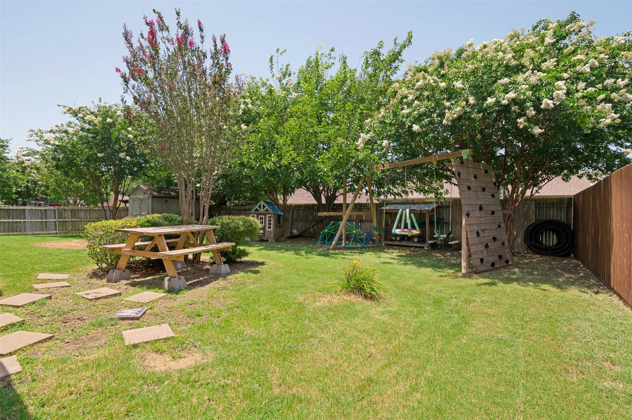Single Family Residence For Sale in Ellis County , 521 Wild Springs Drive, Midlothian, Texas 76065, 3 Bedroom, 2 Bathroom, 2 Garage spaces, 1,444 Sqft, built in 2001, mls#21319103, Real Estate Agent in Midlothian, Homes For Sale in Ellis county, Homes For Sale in Midlothian, Realtor in Midlothian Texas, Real Estate Brokerage Independent Realty Texas, Luminita Cordes Realtor