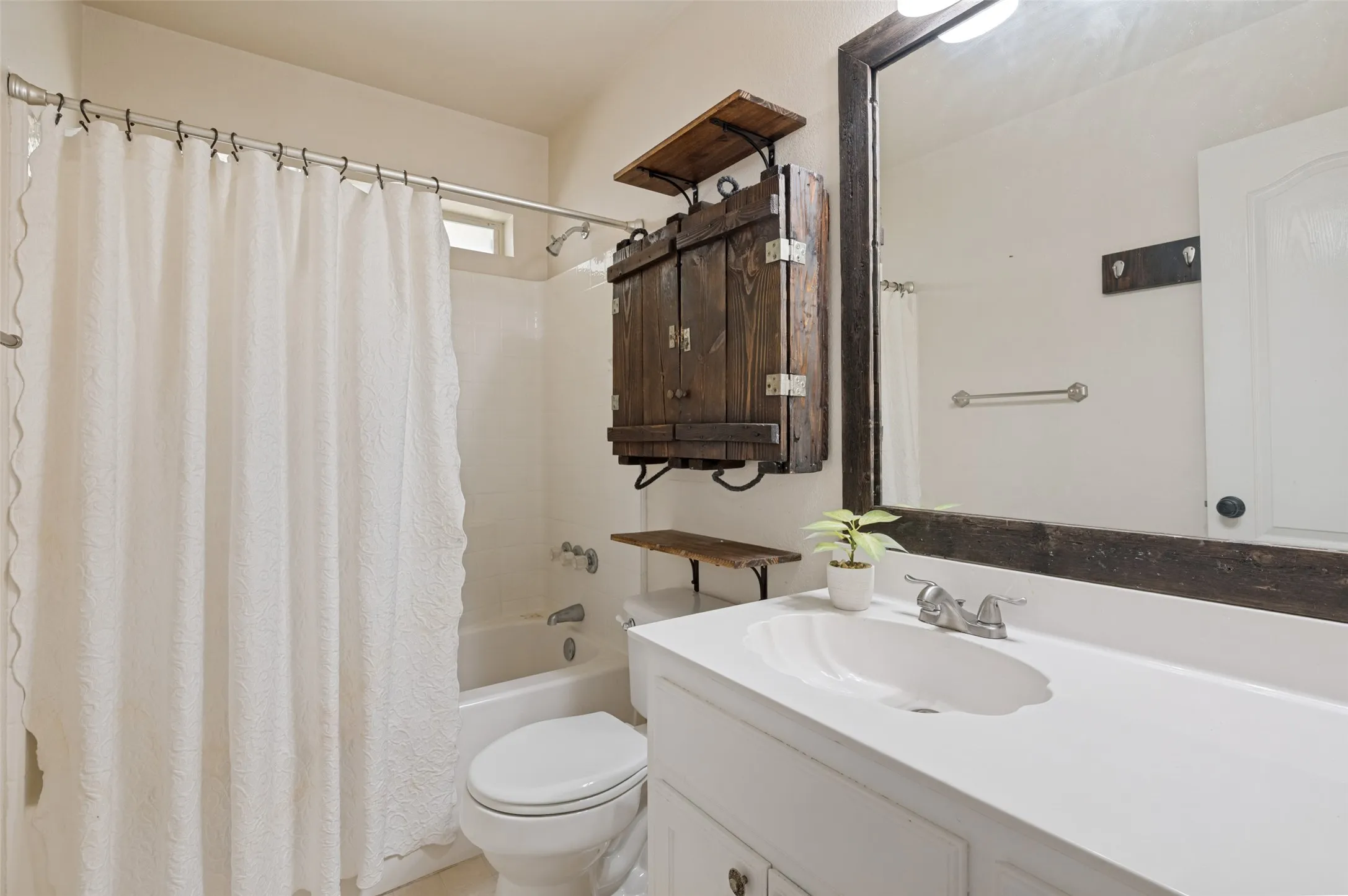 Single Family Residence For Sale in Ellis County , 521 Wild Springs Drive, Midlothian, Texas 76065, 3 Bedroom, 2 Bathroom, 2 Garage spaces, 1,444 Sqft, built in 2001, mls#21319103, Real Estate Agent in Midlothian, Homes For Sale in Ellis county, Homes For Sale in Midlothian, Realtor in Midlothian Texas, Real Estate Brokerage Independent Realty Texas, Luminita Cordes Realtor