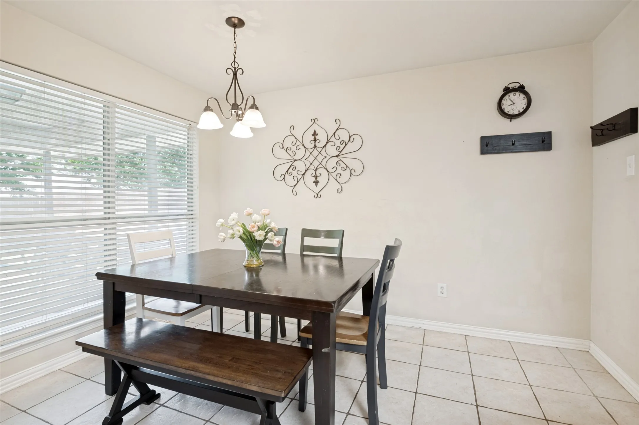 Single Family Residence For Sale in Ellis County , 521 Wild Springs Drive, Midlothian, Texas 76065, 3 Bedroom, 2 Bathroom, 2 Garage spaces, 1,444 Sqft, built in 2001, mls#21319103, Real Estate Agent in Midlothian, Homes For Sale in Ellis county, Homes For Sale in Midlothian, Realtor in Midlothian Texas, Real Estate Brokerage Independent Realty Texas, Luminita Cordes Realtor