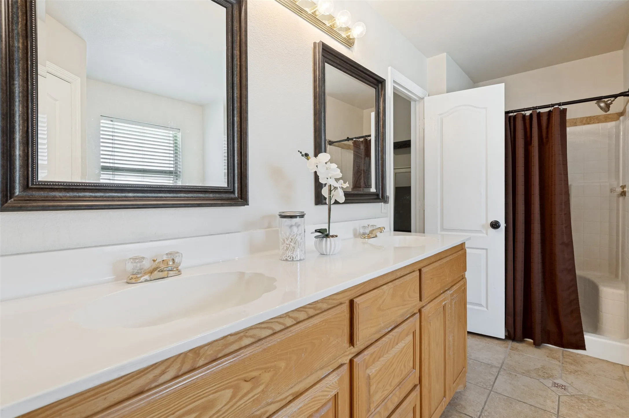 Single Family Residence For Sale in Ellis County , 521 Wild Springs Drive, Midlothian, Texas 76065, 3 Bedroom, 2 Bathroom, 2 Garage spaces, 1,444 Sqft, built in 2001, mls#21319103, Real Estate Agent in Midlothian, Homes For Sale in Ellis county, Homes For Sale in Midlothian, Realtor in Midlothian Texas, Real Estate Brokerage Independent Realty Texas, Luminita Cordes Realtor