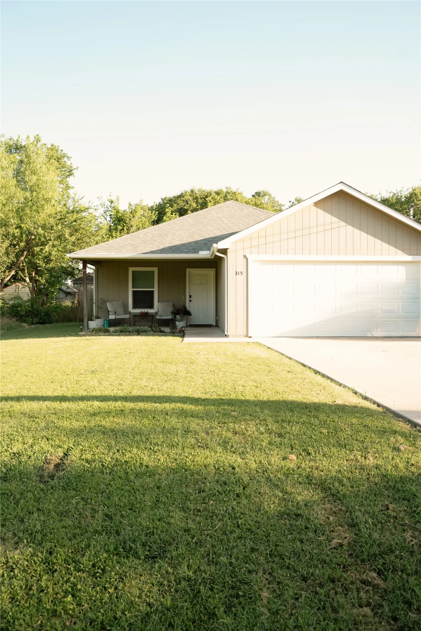 Single Family Residence For Sale in Grayson County , 315 W Oak Street, Whitewright, Texas 75491, 3 Bedroom, 2 Bathroom, 2 Garage spaces, 1,292 Sqft, built in 2021, mls#21316353, Real Estate Agent in Whitewright, Homes For Sale in Grayson county, Homes For Sale in Whitewright, Realtor in Whitewright Texas, Real Estate Brokerage Independent Realty Texas, Luminita Cordes Realtor