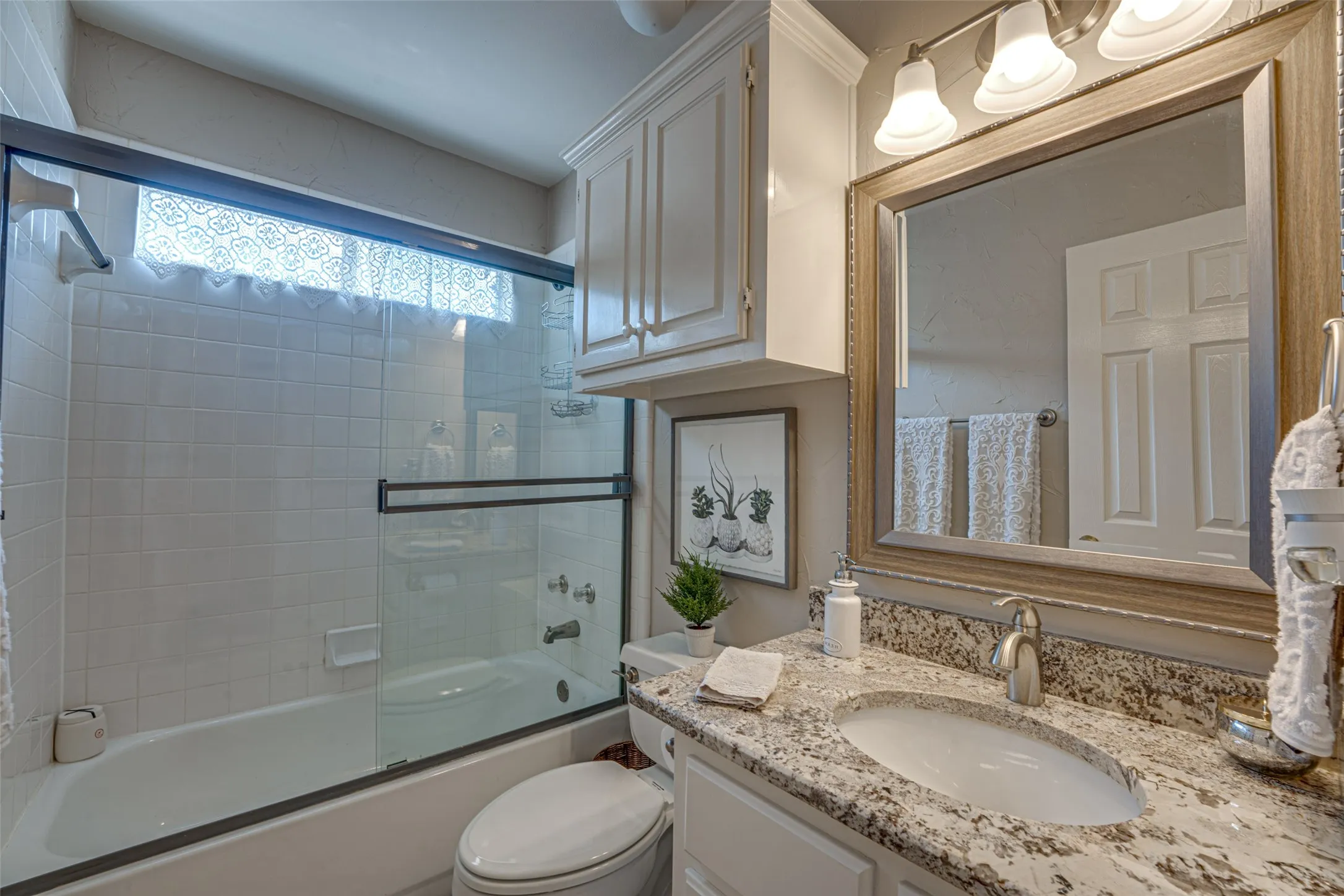 Single Family Residence For Sale in Rockwall County , 5908 Yacht Club Drive, Rockwall, Texas 75032, 3 Bedroom, 2 Bathroom, 2 Garage spaces, 2,149 Sqft, built in 1995, mls#21315704, Real Estate Agent in Rockwall, Homes For Sale in Rockwall county, Homes For Sale in Rockwall, Realtor in Rockwall Texas, Real Estate Brokerage Independent Realty Texas, Luminita Cordes Realtor