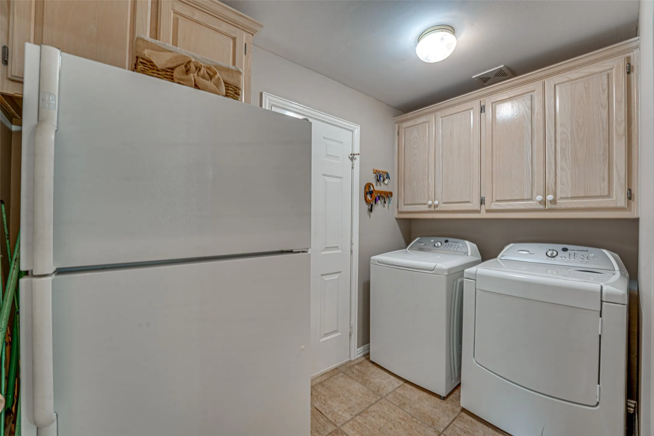 Single Family Residence For Sale in Rockwall County , 5908 Yacht Club Drive, Rockwall, Texas 75032, 3 Bedroom, 2 Bathroom, 2 Garage spaces, 2,149 Sqft, built in 1995, mls#21315704, Real Estate Agent in Rockwall, Homes For Sale in Rockwall county, Homes For Sale in Rockwall, Realtor in Rockwall Texas, Real Estate Brokerage Independent Realty Texas, Luminita Cordes Realtor