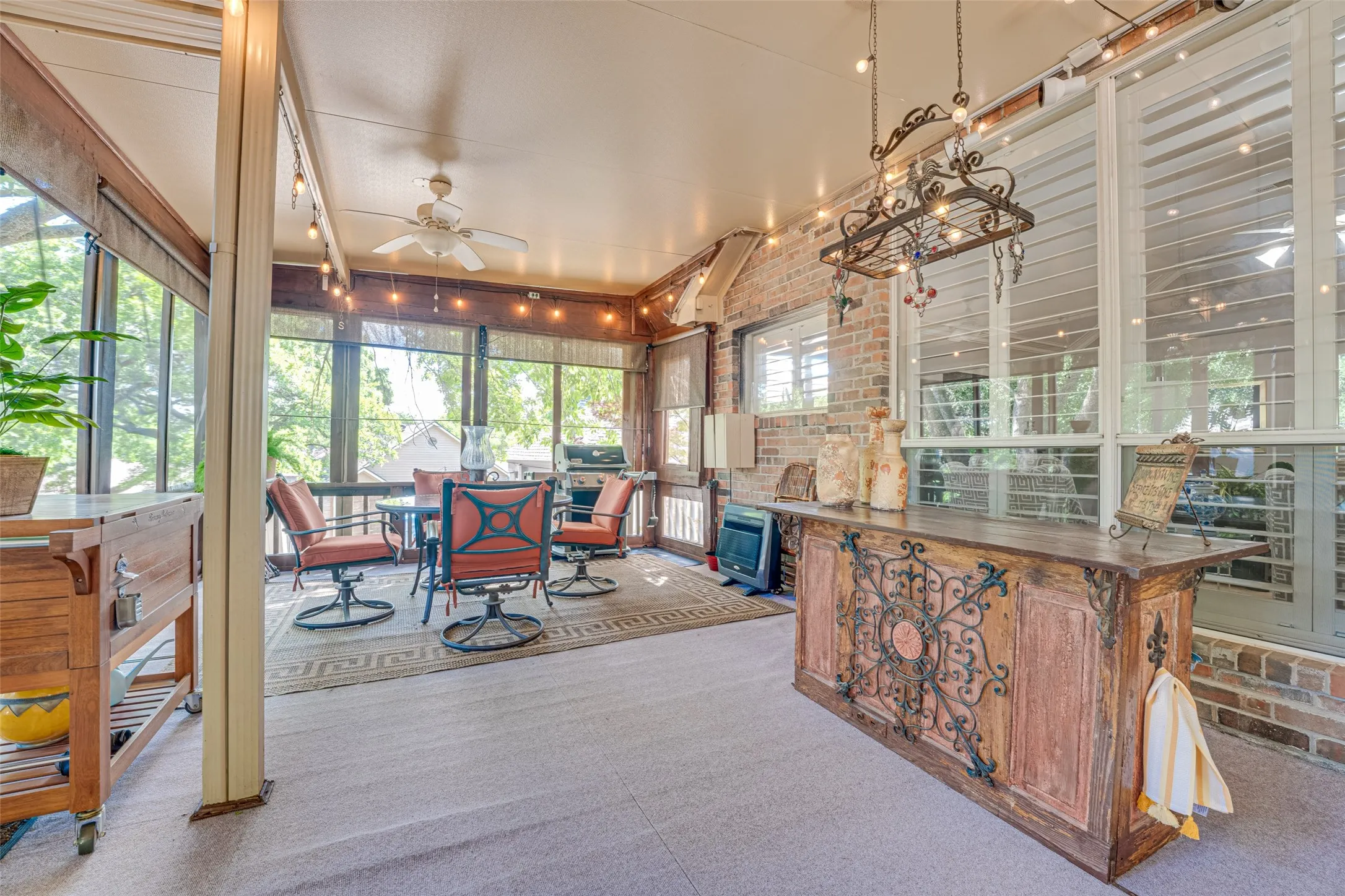 Single Family Residence For Sale in Rockwall County , 5908 Yacht Club Drive, Rockwall, Texas 75032, 3 Bedroom, 2 Bathroom, 2 Garage spaces, 2,149 Sqft, built in 1995, mls#21315704, Real Estate Agent in Rockwall, Homes For Sale in Rockwall county, Homes For Sale in Rockwall, Realtor in Rockwall Texas, Real Estate Brokerage Independent Realty Texas, Luminita Cordes Realtor