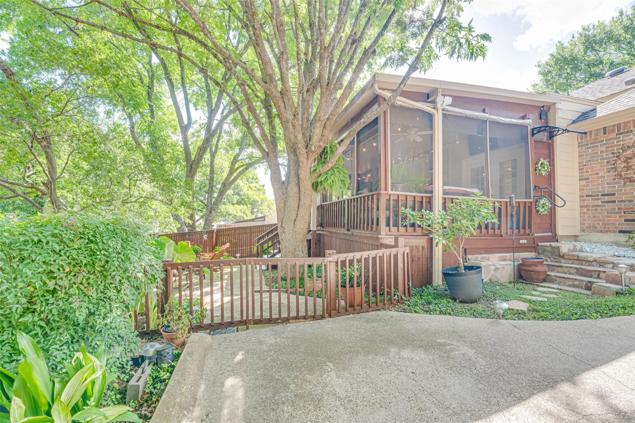 Single Family Residence For Sale in Rockwall County , 5908 Yacht Club Drive, Rockwall, Texas 75032, 3 Bedroom, 2 Bathroom, 2 Garage spaces, 2,149 Sqft, built in 1995, mls#21315704, Real Estate Agent in Rockwall, Homes For Sale in Rockwall county, Homes For Sale in Rockwall, Realtor in Rockwall Texas, Real Estate Brokerage Independent Realty Texas, Luminita Cordes Realtor