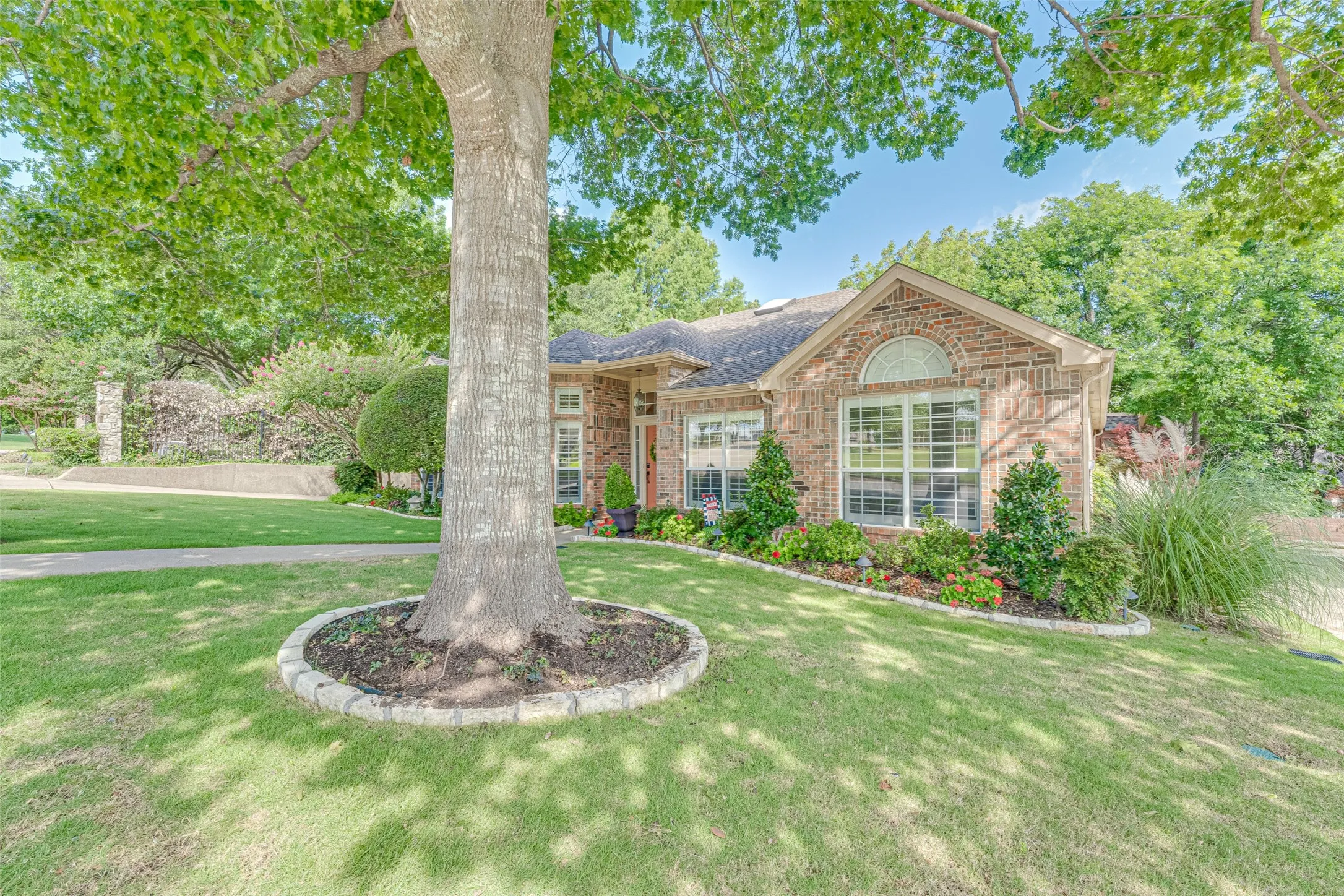 Single Family Residence For Sale in Rockwall County , 5908 Yacht Club Drive, Rockwall, Texas 75032, 3 Bedroom, 2 Bathroom, 2 Garage spaces, 2,149 Sqft, built in 1995, mls#21315704, Real Estate Agent in Rockwall, Homes For Sale in Rockwall county, Homes For Sale in Rockwall, Realtor in Rockwall Texas, Real Estate Brokerage Independent Realty Texas, Luminita Cordes Realtor