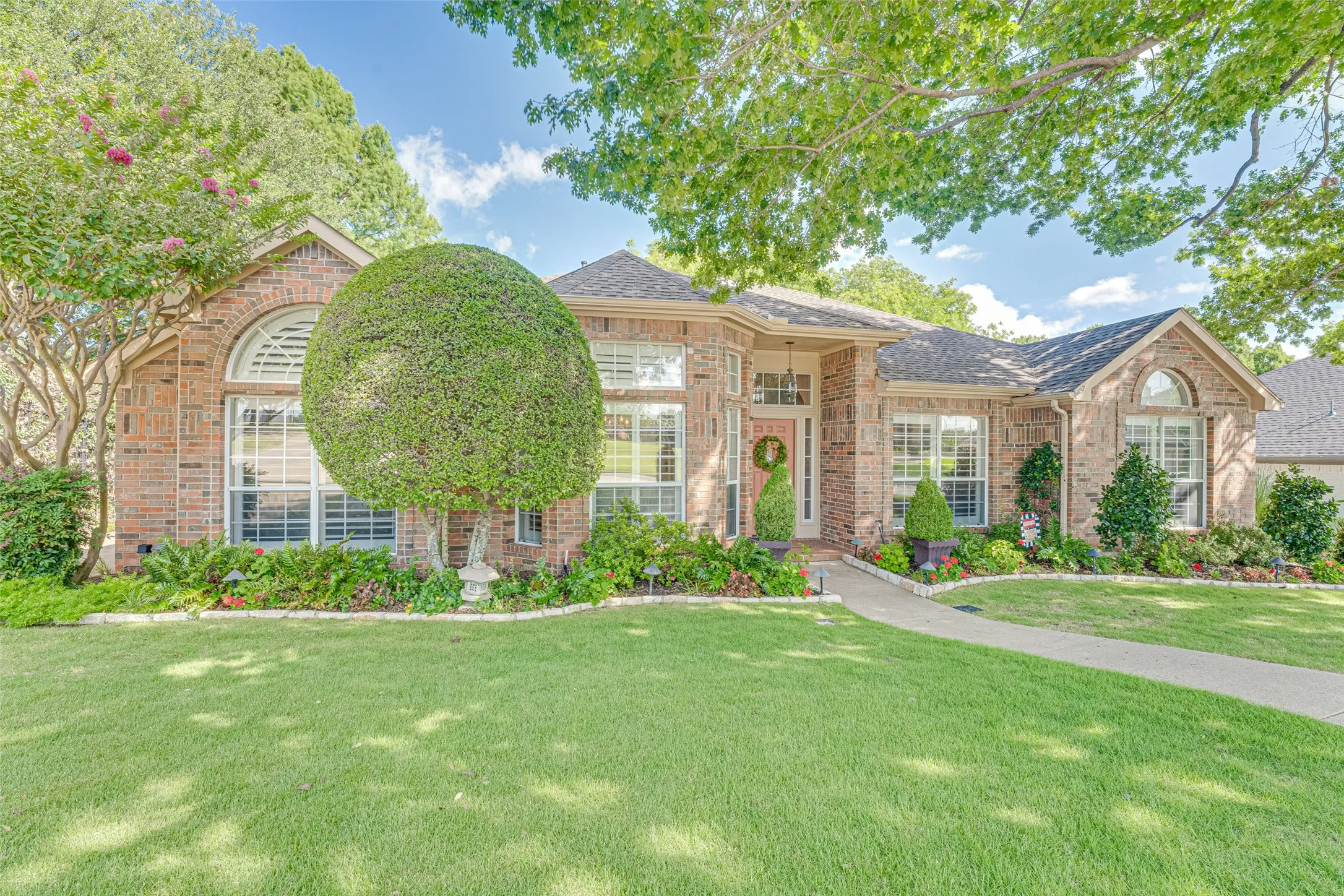Single Family Residence For Sale in Rockwall County , 5908 Yacht Club Drive, Rockwall, Texas 75032, 3 Bedroom, 2 Bathroom, 2 Garage spaces, 2,149 Sqft, built in 1995, mls#21315704, Real Estate Agent in Rockwall, Homes For Sale in Rockwall county, Homes For Sale in Rockwall, Realtor in Rockwall Texas, Real Estate Brokerage Independent Realty Texas, Luminita Cordes Realtor
