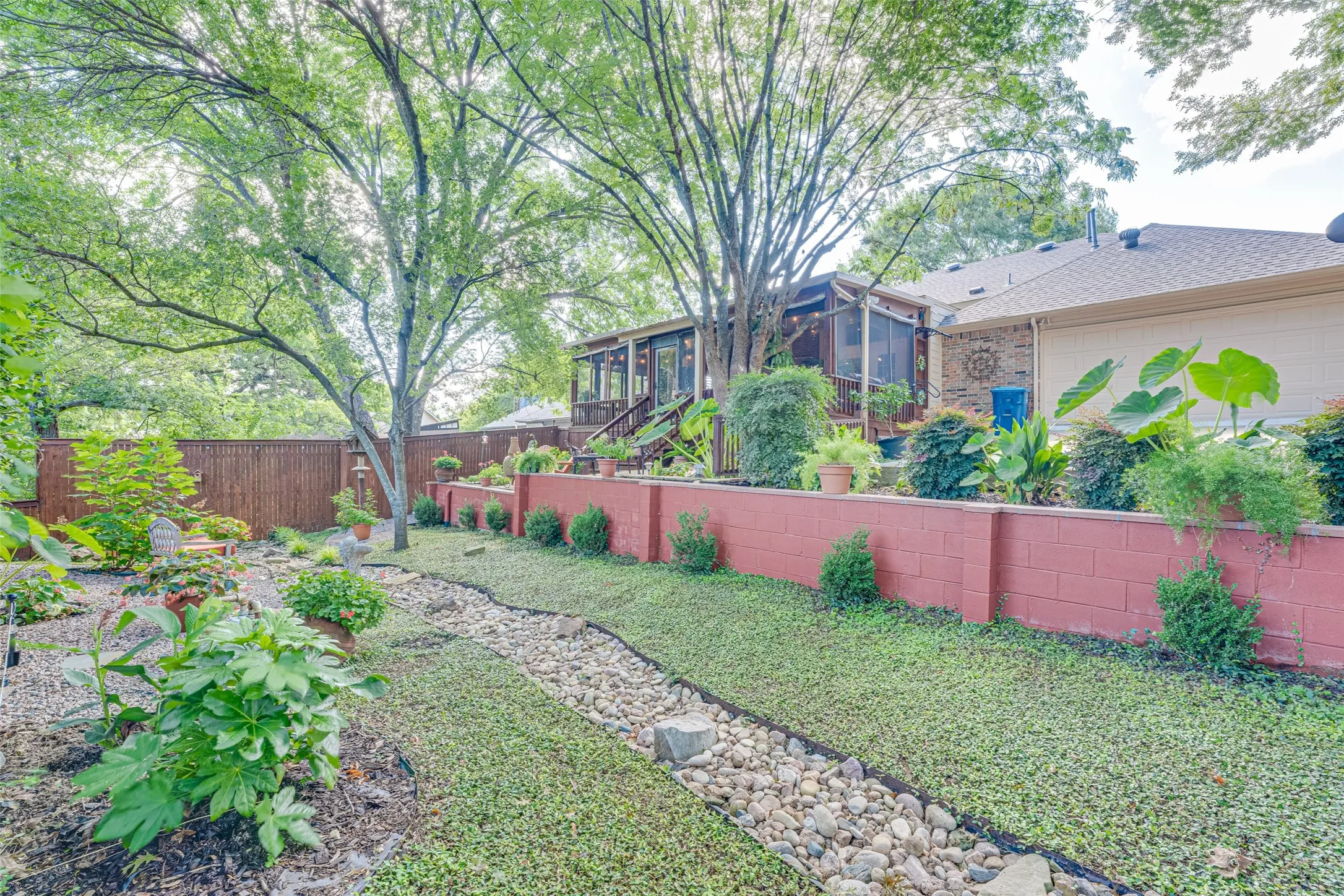 Single Family Residence For Sale in Rockwall County , 5908 Yacht Club Drive, Rockwall, Texas 75032, 3 Bedroom, 2 Bathroom, 2 Garage spaces, 2,149 Sqft, built in 1995, mls#21315704, Real Estate Agent in Rockwall, Homes For Sale in Rockwall county, Homes For Sale in Rockwall, Realtor in Rockwall Texas, Real Estate Brokerage Independent Realty Texas, Luminita Cordes Realtor
