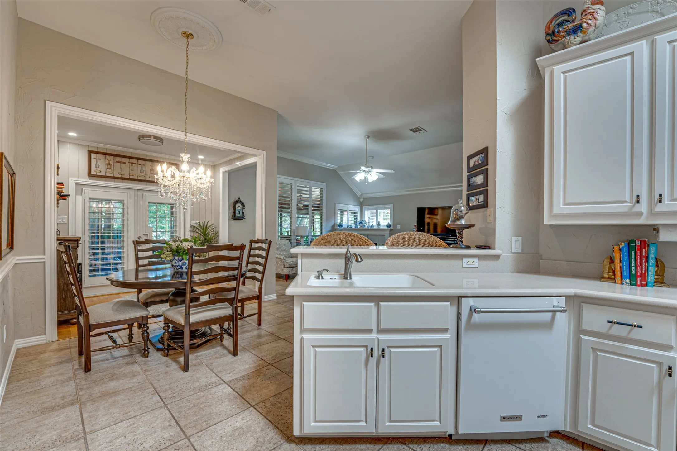 Single Family Residence For Sale in Rockwall County , 5908 Yacht Club Drive, Rockwall, Texas 75032, 3 Bedroom, 2 Bathroom, 2 Garage spaces, 2,149 Sqft, built in 1995, mls#21315704, Real Estate Agent in Rockwall, Homes For Sale in Rockwall county, Homes For Sale in Rockwall, Realtor in Rockwall Texas, Real Estate Brokerage Independent Realty Texas, Luminita Cordes Realtor