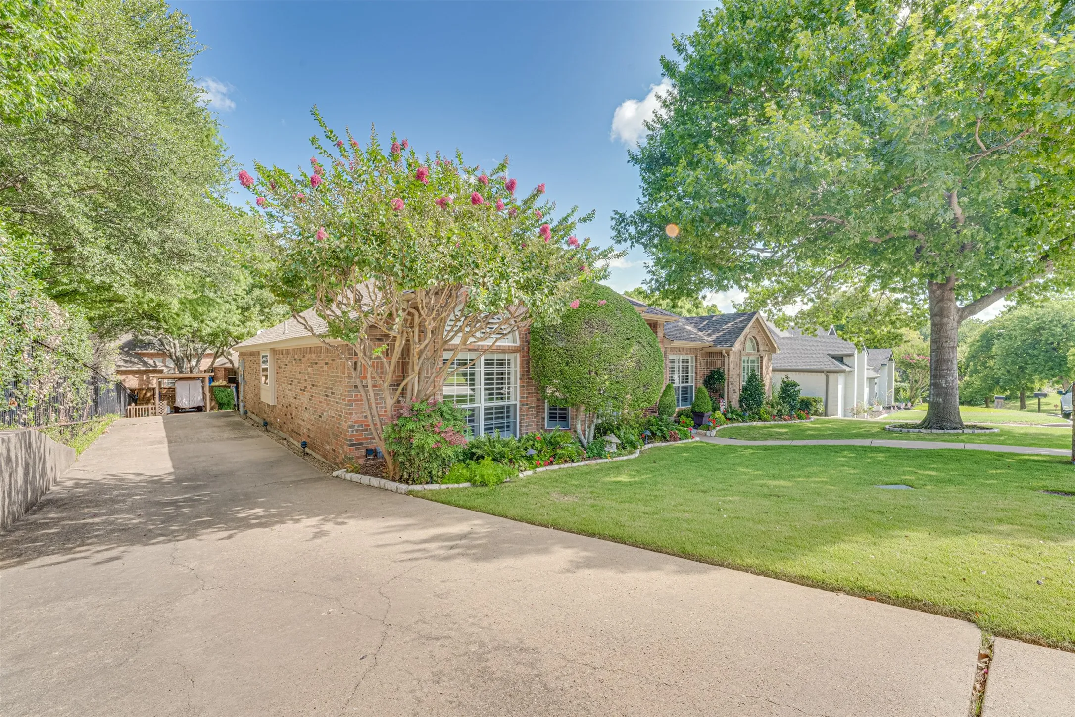 Single Family Residence For Sale in Rockwall County , 5908 Yacht Club Drive, Rockwall, Texas 75032, 3 Bedroom, 2 Bathroom, 2 Garage spaces, 2,149 Sqft, built in 1995, mls#21315704, Real Estate Agent in Rockwall, Homes For Sale in Rockwall county, Homes For Sale in Rockwall, Realtor in Rockwall Texas, Real Estate Brokerage Independent Realty Texas, Luminita Cordes Realtor