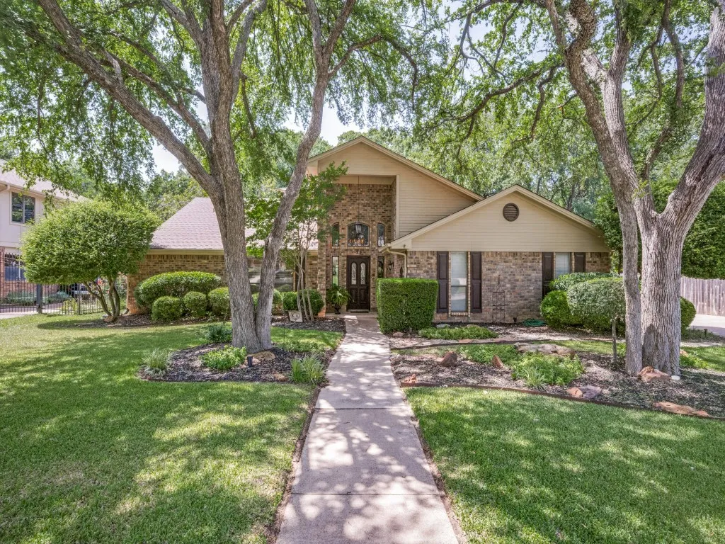 Single Family Residence For Sale in Denton County , 29 Creekmere Drive, Trophy Club, Texas 76262, 4 Bedroom, 4 Bathroom, 2 Garage spaces, 3,192 Sqft, built in 1985, mls#21317329, Real Estate Agent in Trophy Club, Homes For Sale in Denton county, Homes For Sale in Trophy Club, Realtor in Trophy Club Texas, Real Estate Brokerage Independent Realty Texas, Luminita Cordes Realtor