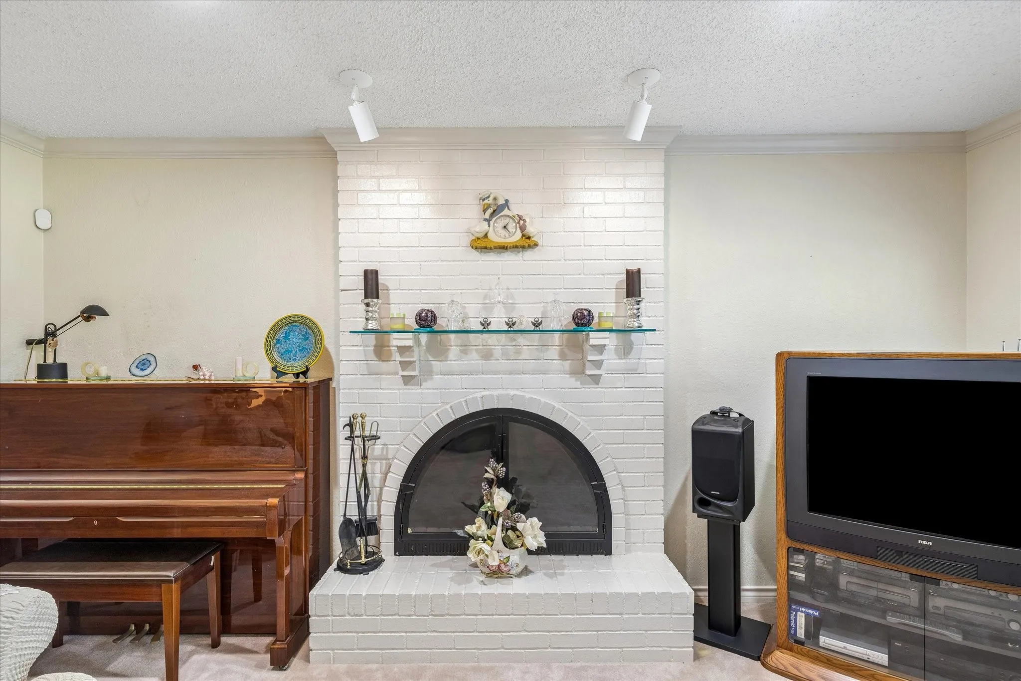 Single Family Residence For Sale in Tarrant County , 833 Kingston Drive, Mansfield, Texas 76063, 5 Bedroom, 3 Bathroom, Garage spaces, 3,007 Sqft, built in 1985, Price $599,000, mls#21319305, Real Estate Agent in Mansfield, Homes For Sale in Tarrant county, Homes For Sale in Mansfield, Realtor in Mansfield Texas, Real Estate Brokerage Independent Realty Texas, Luminita Cordes Realtor
