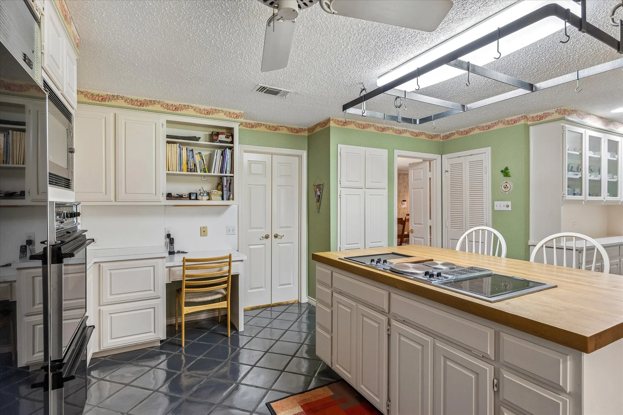 Single Family Residence For Sale in Tarrant County , 833 Kingston Drive, Mansfield, Texas 76063, 5 Bedroom, 3 Bathroom, Garage spaces, 3,007 Sqft, built in 1985, Price $599,000, mls#21319305, Real Estate Agent in Mansfield, Homes For Sale in Tarrant county, Homes For Sale in Mansfield, Realtor in Mansfield Texas, Real Estate Brokerage Independent Realty Texas, Luminita Cordes Realtor