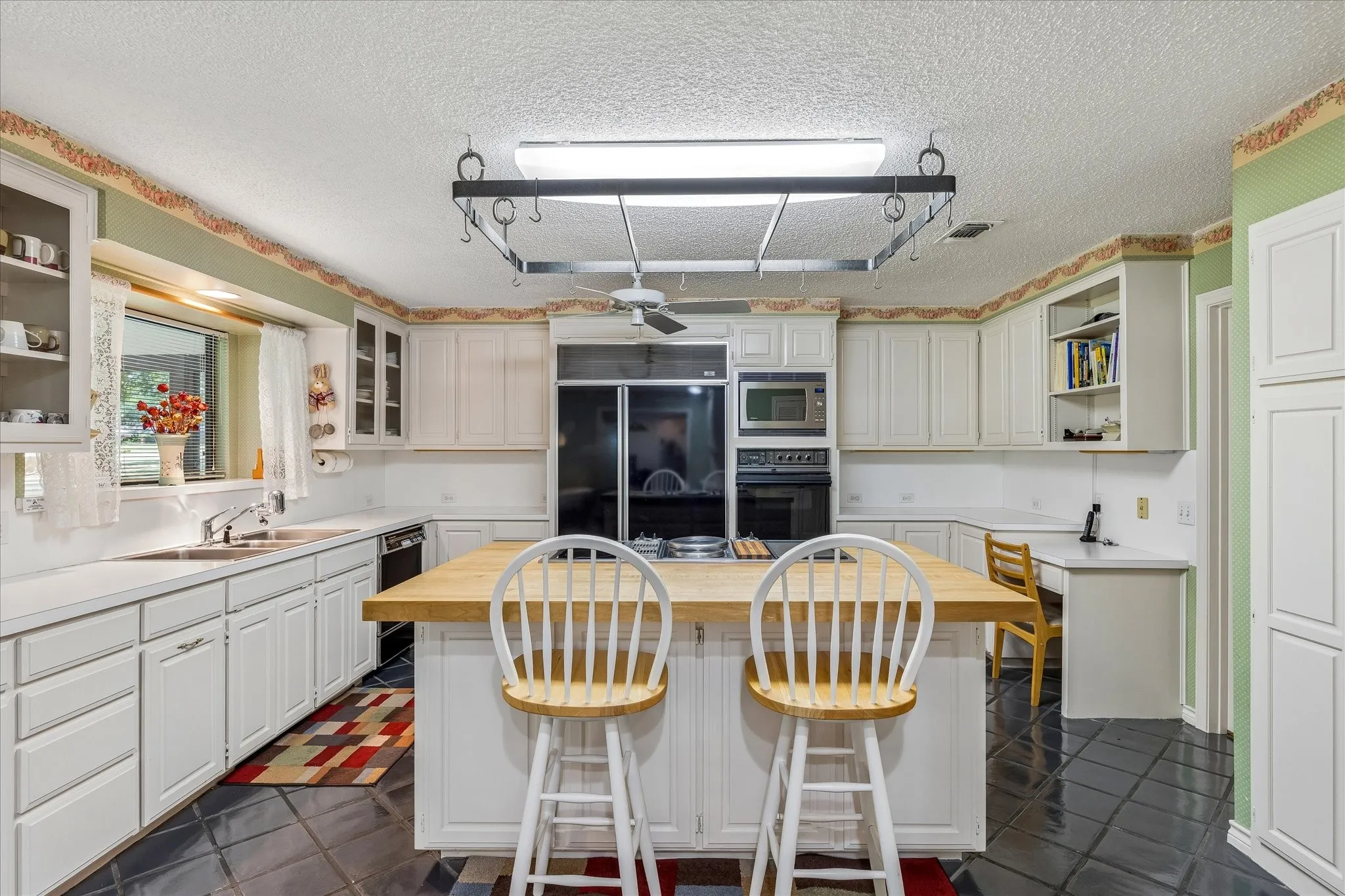 Single Family Residence For Sale in Tarrant County , 833 Kingston Drive, Mansfield, Texas 76063, 5 Bedroom, 3 Bathroom, Garage spaces, 3,007 Sqft, built in 1985, Price $599,000, mls#21319305, Real Estate Agent in Mansfield, Homes For Sale in Tarrant county, Homes For Sale in Mansfield, Realtor in Mansfield Texas, Real Estate Brokerage Independent Realty Texas, Luminita Cordes Realtor