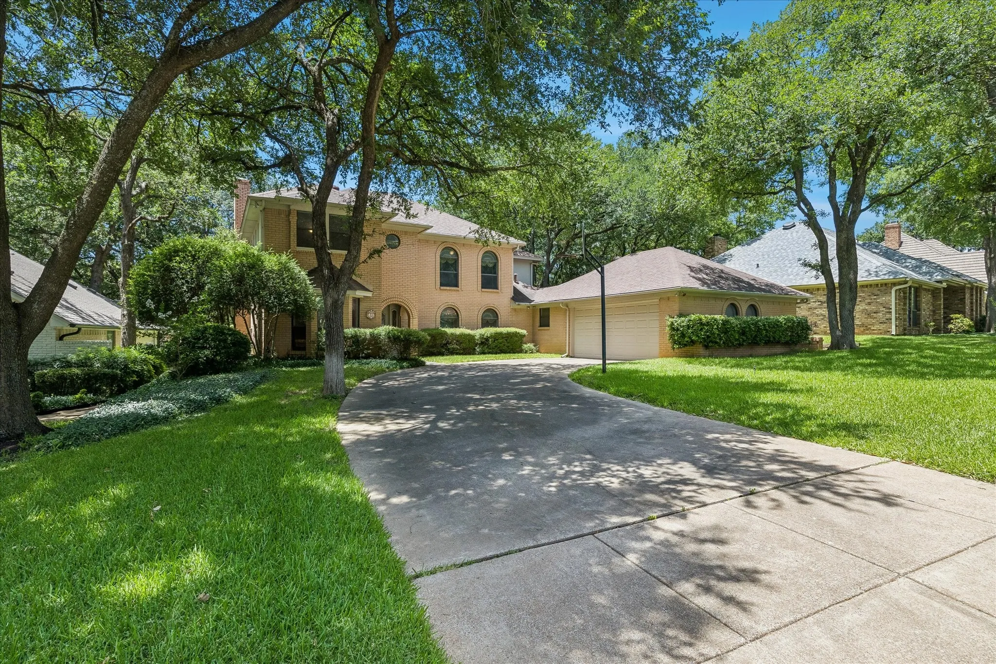 Single Family Residence For Sale in Tarrant County , 833 Kingston Drive, Mansfield, Texas 76063, 5 Bedroom, 3 Bathroom, Garage spaces, 3,007 Sqft, built in 1985, Price $599,000, mls#21319305, Real Estate Agent in Mansfield, Homes For Sale in Tarrant county, Homes For Sale in Mansfield, Realtor in Mansfield Texas, Real Estate Brokerage Independent Realty Texas, Luminita Cordes Realtor