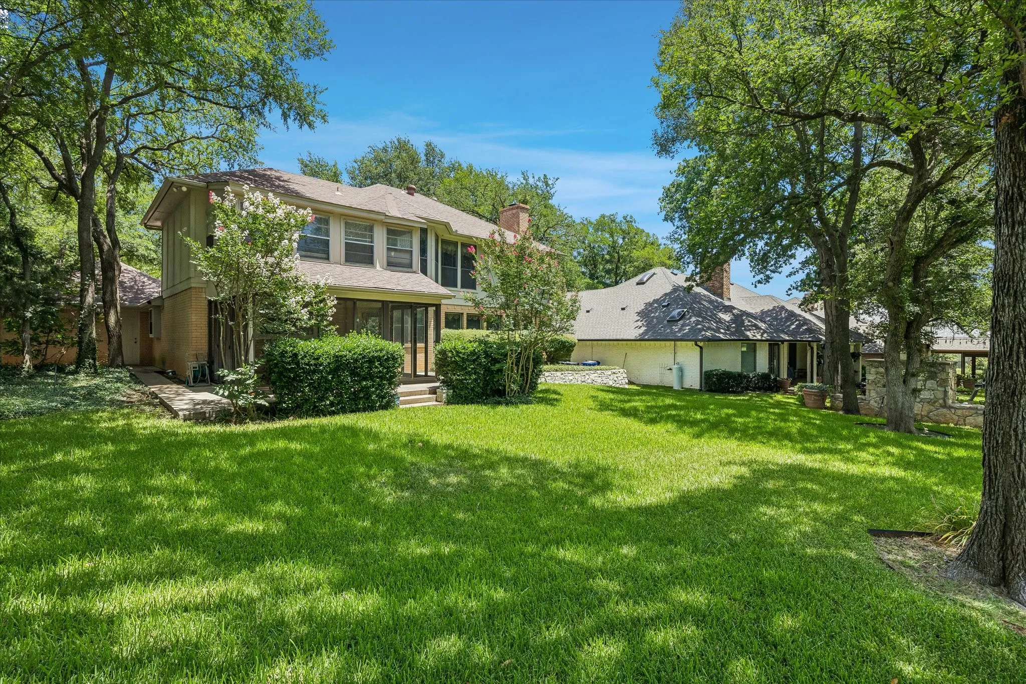 Single Family Residence For Sale in Tarrant County , 833 Kingston Drive, Mansfield, Texas 76063, 5 Bedroom, 3 Bathroom, Garage spaces, 3,007 Sqft, built in 1985, Price $599,000, mls#21319305, Real Estate Agent in Mansfield, Homes For Sale in Tarrant county, Homes For Sale in Mansfield, Realtor in Mansfield Texas, Real Estate Brokerage Independent Realty Texas, Luminita Cordes Realtor