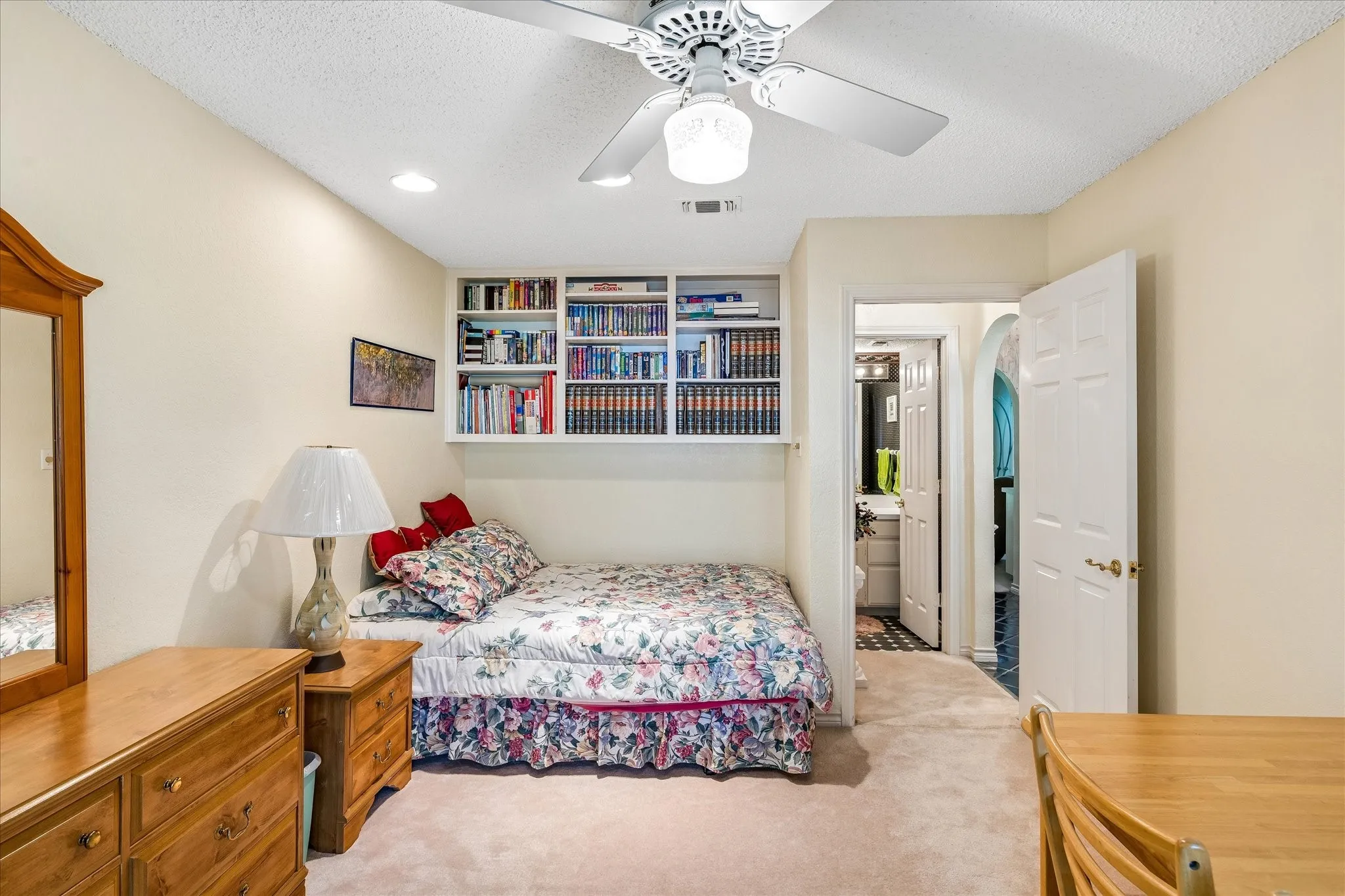 Single Family Residence For Sale in Tarrant County , 833 Kingston Drive, Mansfield, Texas 76063, 5 Bedroom, 3 Bathroom, Garage spaces, 3,007 Sqft, built in 1985, Price $599,000, mls#21319305, Real Estate Agent in Mansfield, Homes For Sale in Tarrant county, Homes For Sale in Mansfield, Realtor in Mansfield Texas, Real Estate Brokerage Independent Realty Texas, Luminita Cordes Realtor