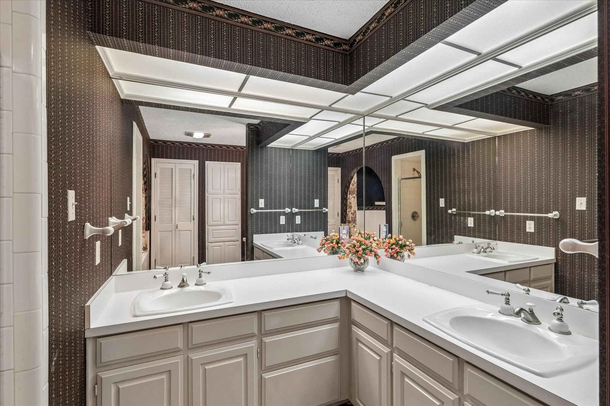 Single Family Residence For Sale in Tarrant County , 833 Kingston Drive, Mansfield, Texas 76063, 5 Bedroom, 3 Bathroom, Garage spaces, 3,007 Sqft, built in 1985, Price $599,000, mls#21319305, Real Estate Agent in Mansfield, Homes For Sale in Tarrant county, Homes For Sale in Mansfield, Realtor in Mansfield Texas, Real Estate Brokerage Independent Realty Texas, Luminita Cordes Realtor