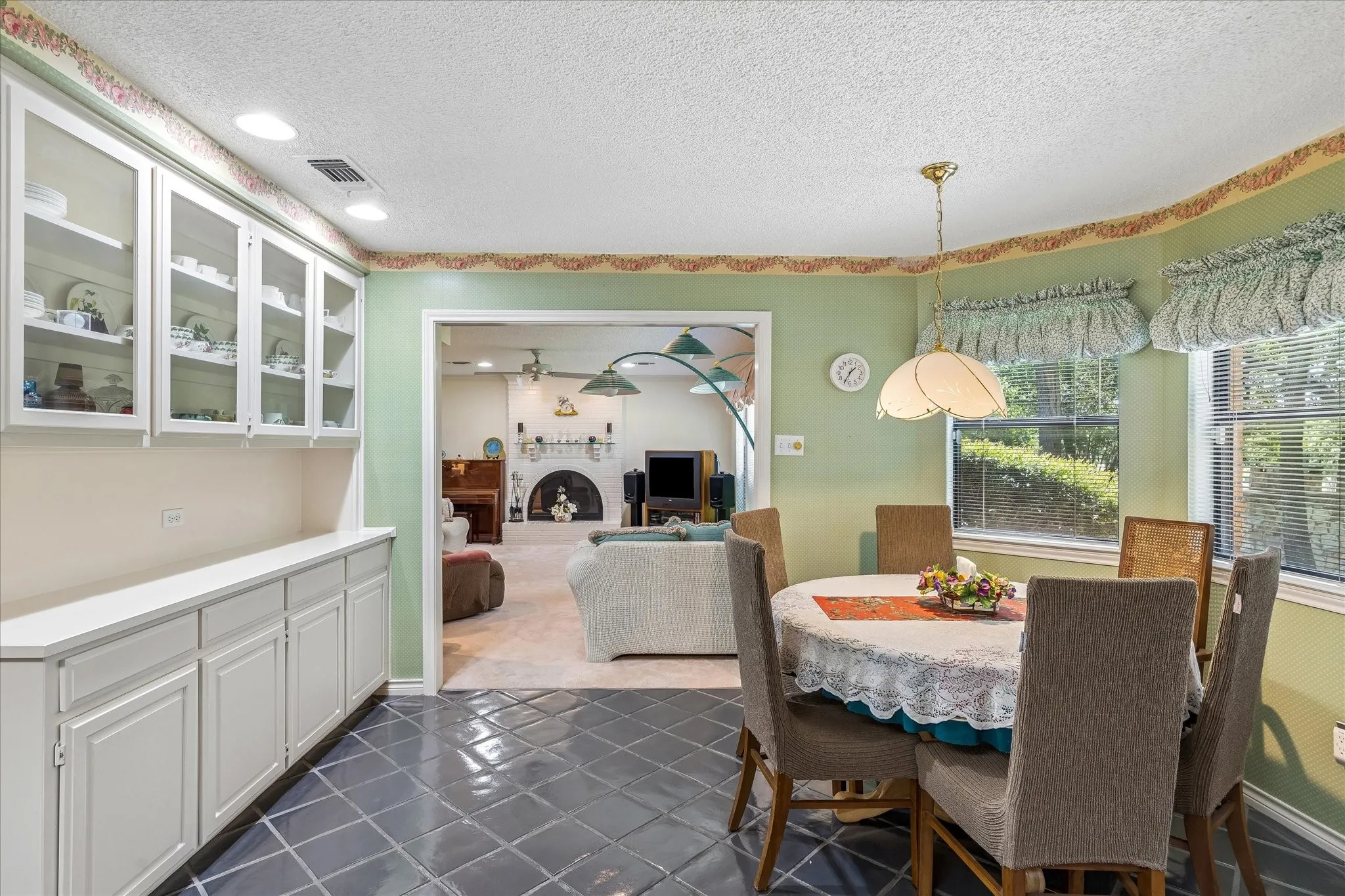 Single Family Residence For Sale in Tarrant County , 833 Kingston Drive, Mansfield, Texas 76063, 5 Bedroom, 3 Bathroom, Garage spaces, 3,007 Sqft, built in 1985, Price $599,000, mls#21319305, Real Estate Agent in Mansfield, Homes For Sale in Tarrant county, Homes For Sale in Mansfield, Realtor in Mansfield Texas, Real Estate Brokerage Independent Realty Texas, Luminita Cordes Realtor