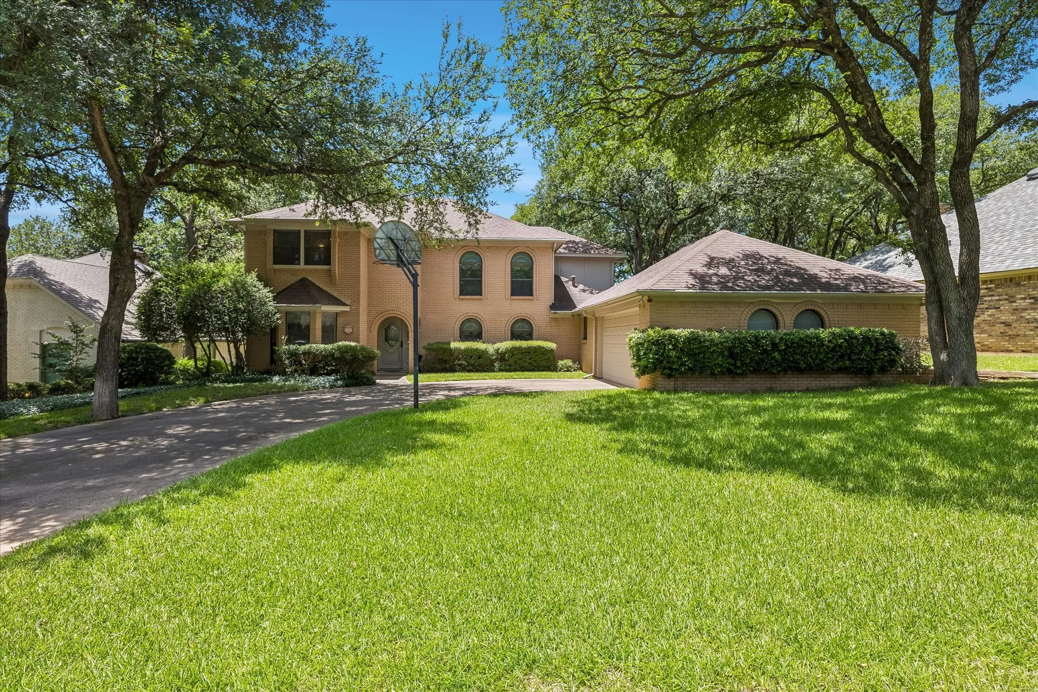 Single Family Residence For Sale in Tarrant County , 833 Kingston Drive, Mansfield, Texas 76063, 5 Bedroom, 3 Bathroom, Garage spaces, 3,007 Sqft, built in 1985, Price $599,000, mls#21319305, Real Estate Agent in Mansfield, Homes For Sale in Tarrant county, Homes For Sale in Mansfield, Realtor in Mansfield Texas, Real Estate Brokerage Independent Realty Texas, Luminita Cordes Realtor