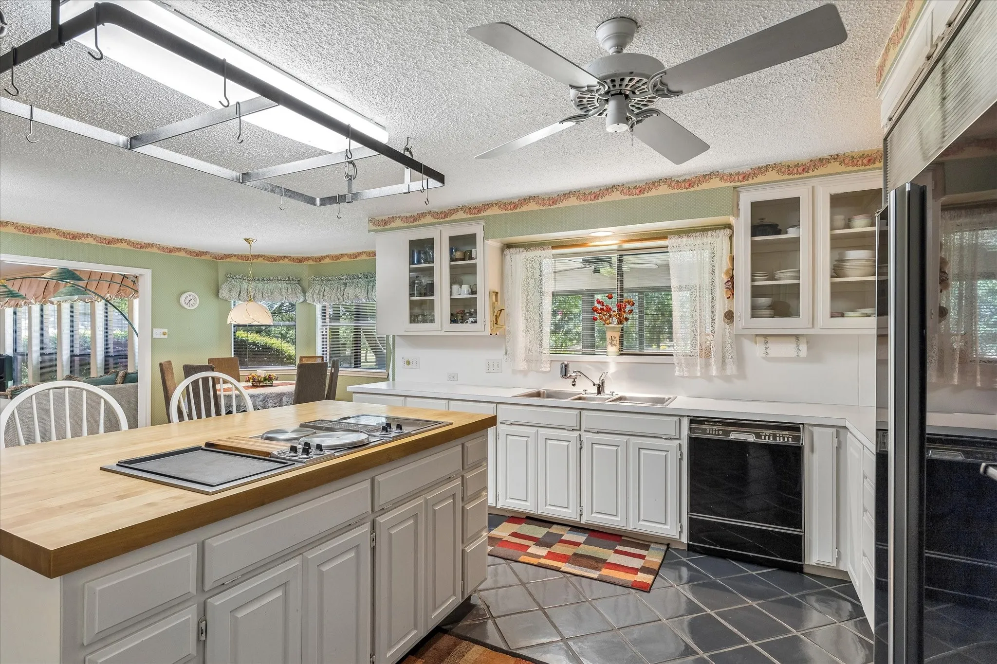Single Family Residence For Sale in Tarrant County , 833 Kingston Drive, Mansfield, Texas 76063, 5 Bedroom, 3 Bathroom, Garage spaces, 3,007 Sqft, built in 1985, Price $599,000, mls#21319305, Real Estate Agent in Mansfield, Homes For Sale in Tarrant county, Homes For Sale in Mansfield, Realtor in Mansfield Texas, Real Estate Brokerage Independent Realty Texas, Luminita Cordes Realtor