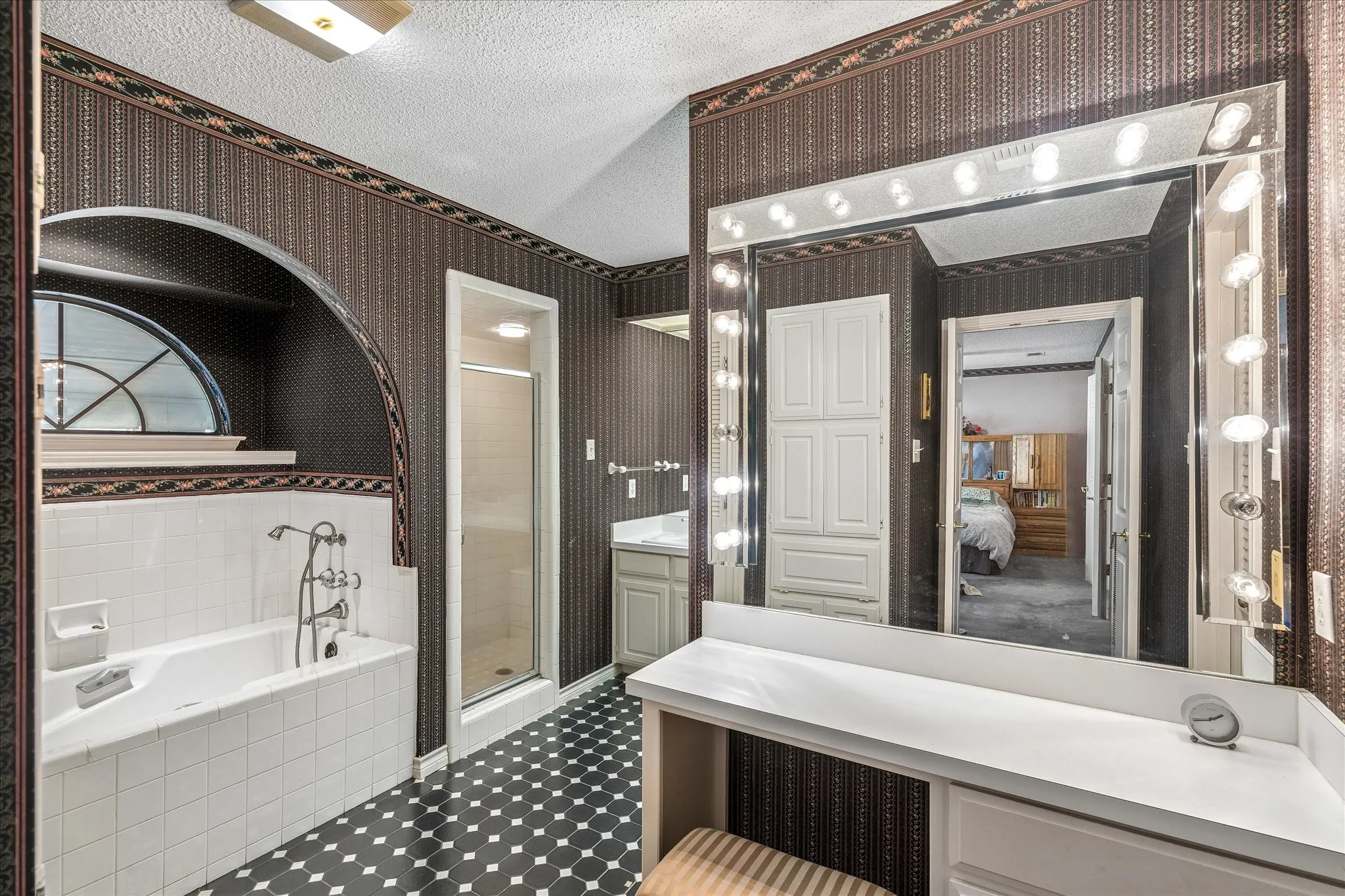 Single Family Residence For Sale in Tarrant County , 833 Kingston Drive, Mansfield, Texas 76063, 5 Bedroom, 3 Bathroom, Garage spaces, 3,007 Sqft, built in 1985, Price $599,000, mls#21319305, Real Estate Agent in Mansfield, Homes For Sale in Tarrant county, Homes For Sale in Mansfield, Realtor in Mansfield Texas, Real Estate Brokerage Independent Realty Texas, Luminita Cordes Realtor