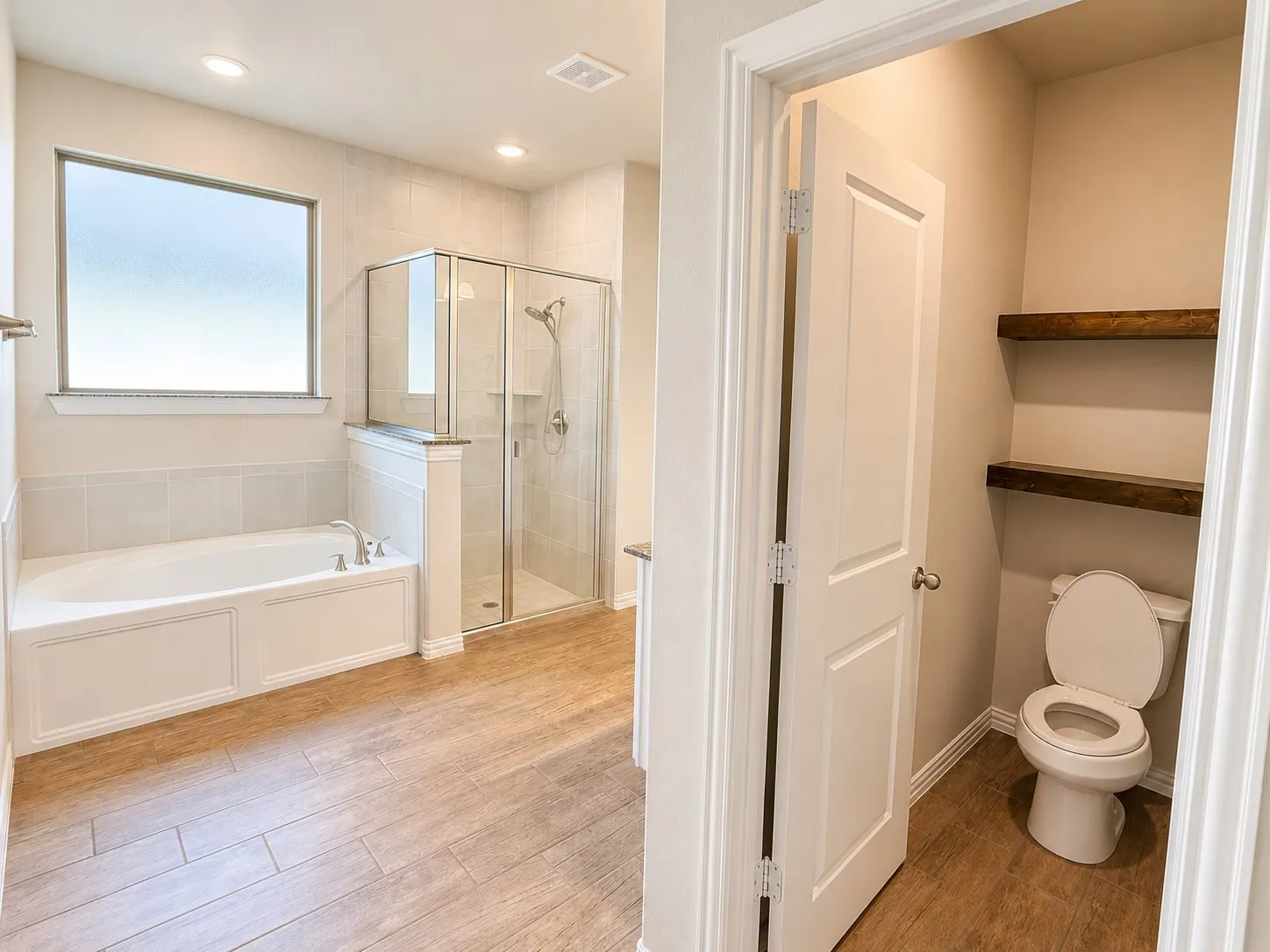 Single Family Residence For Sale in Ellis County , 136 Bowling Green Avenue, Red Oak, Texas 75154, 4 Bedroom, 4 Bathroom, 2 Garage spaces, 3,015 Sqft, built in 2022, mls#21319076, Real Estate Agent in Red Oak, Homes For Sale in Ellis county, Homes For Sale in Red Oak, Realtor in Red Oak Texas, Real Estate Brokerage Independent Realty Texas, Luminita Cordes Realtor