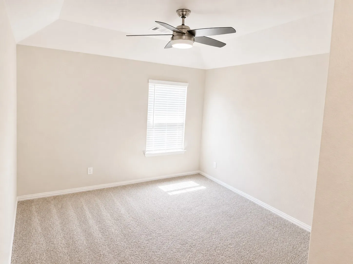 Single Family Residence For Sale in Ellis County , 136 Bowling Green Avenue, Red Oak, Texas 75154, 4 Bedroom, 4 Bathroom, 2 Garage spaces, 3,015 Sqft, built in 2022, mls#21319076, Real Estate Agent in Red Oak, Homes For Sale in Ellis county, Homes For Sale in Red Oak, Realtor in Red Oak Texas, Real Estate Brokerage Independent Realty Texas, Luminita Cordes Realtor