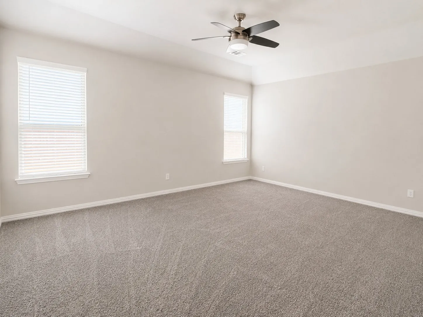 Single Family Residence For Sale in Ellis County , 136 Bowling Green Avenue, Red Oak, Texas 75154, 4 Bedroom, 4 Bathroom, 2 Garage spaces, 3,015 Sqft, built in 2022, mls#21319076, Real Estate Agent in Red Oak, Homes For Sale in Ellis county, Homes For Sale in Red Oak, Realtor in Red Oak Texas, Real Estate Brokerage Independent Realty Texas, Luminita Cordes Realtor