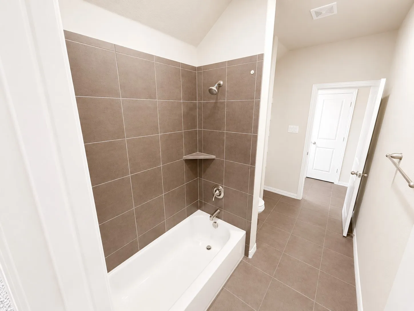 Single Family Residence For Sale in Ellis County , 136 Bowling Green Avenue, Red Oak, Texas 75154, 4 Bedroom, 4 Bathroom, 2 Garage spaces, 3,015 Sqft, built in 2022, mls#21319076, Real Estate Agent in Red Oak, Homes For Sale in Ellis county, Homes For Sale in Red Oak, Realtor in Red Oak Texas, Real Estate Brokerage Independent Realty Texas, Luminita Cordes Realtor