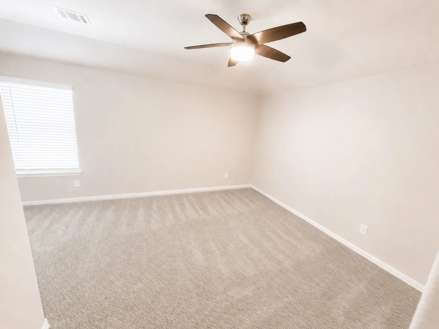 Single Family Residence For Sale in Ellis County , 136 Bowling Green Avenue, Red Oak, Texas 75154, 4 Bedroom, 4 Bathroom, 2 Garage spaces, 3,015 Sqft, built in 2022, mls#21319076, Real Estate Agent in Red Oak, Homes For Sale in Ellis county, Homes For Sale in Red Oak, Realtor in Red Oak Texas, Real Estate Brokerage Independent Realty Texas, Luminita Cordes Realtor