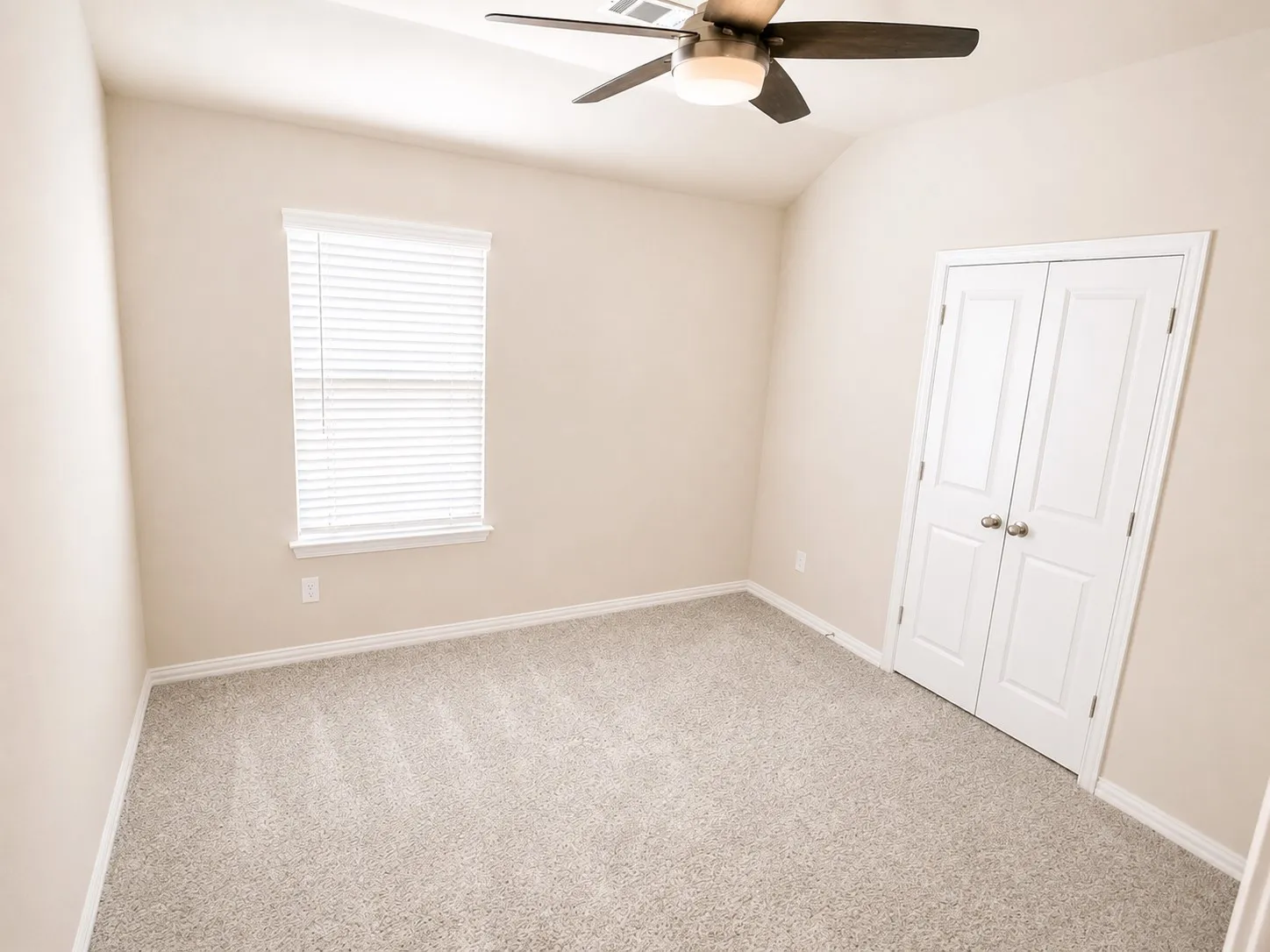 Single Family Residence For Sale in Ellis County , 136 Bowling Green Avenue, Red Oak, Texas 75154, 4 Bedroom, 4 Bathroom, 2 Garage spaces, 3,015 Sqft, built in 2022, mls#21319076, Real Estate Agent in Red Oak, Homes For Sale in Ellis county, Homes For Sale in Red Oak, Realtor in Red Oak Texas, Real Estate Brokerage Independent Realty Texas, Luminita Cordes Realtor