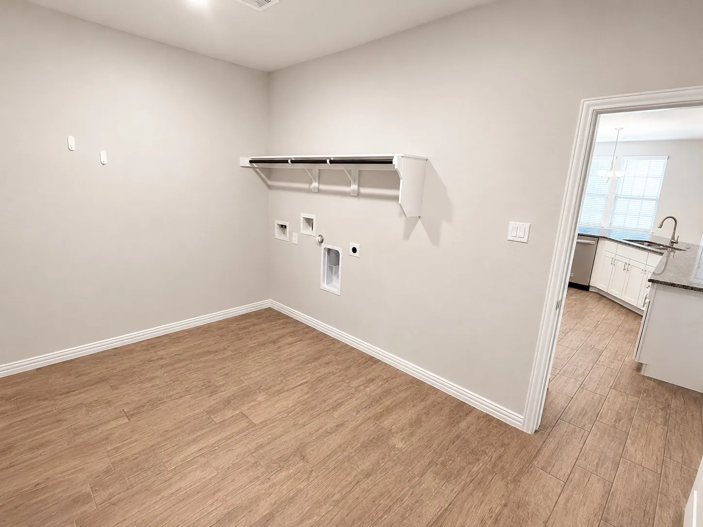 Single Family Residence For Sale in Ellis County , 136 Bowling Green Avenue, Red Oak, Texas 75154, 4 Bedroom, 4 Bathroom, 2 Garage spaces, 3,015 Sqft, built in 2022, mls#21319076, Real Estate Agent in Red Oak, Homes For Sale in Ellis county, Homes For Sale in Red Oak, Realtor in Red Oak Texas, Real Estate Brokerage Independent Realty Texas, Luminita Cordes Realtor