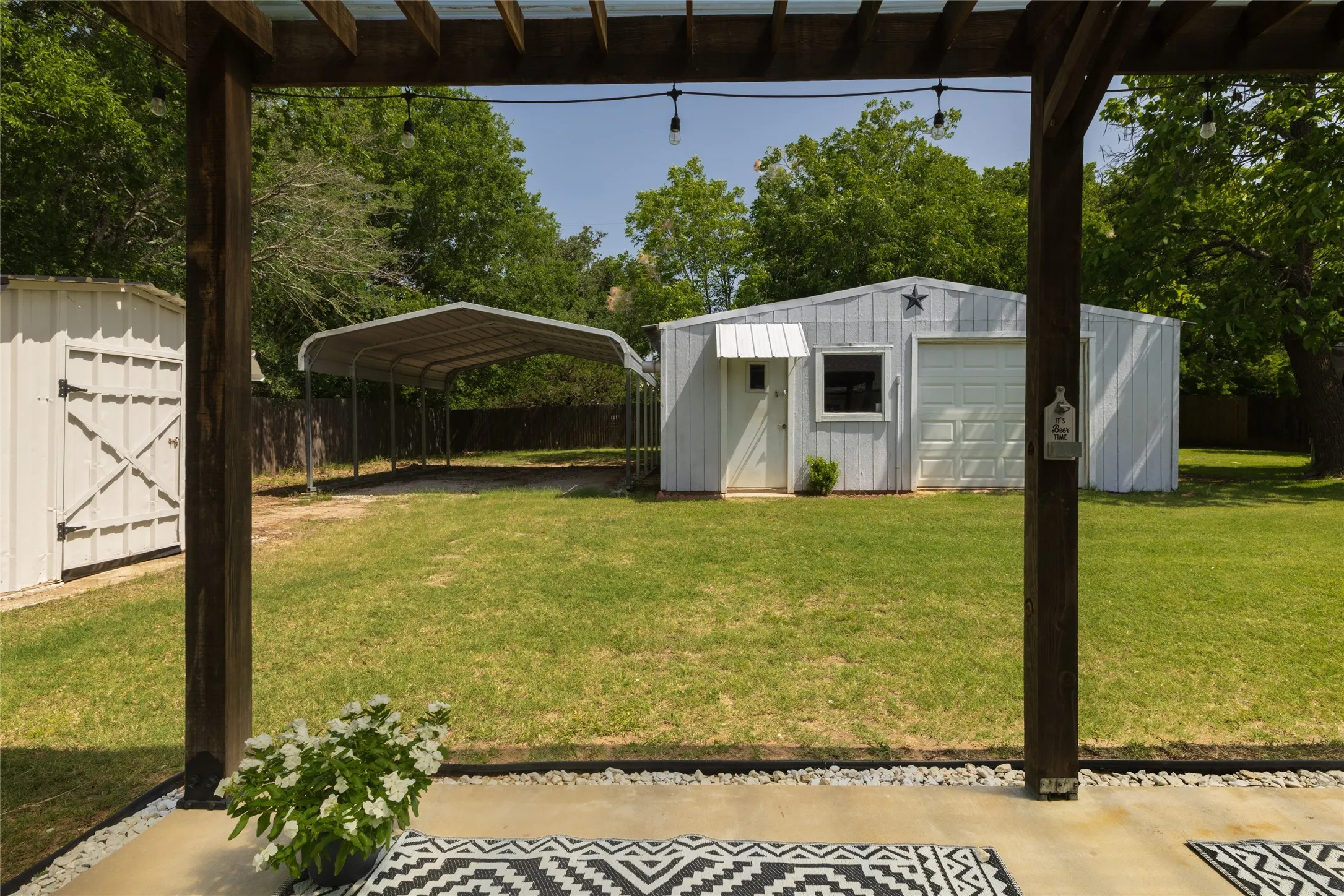 Single Family Residence For Sale in Cooke County , 5955 FM 678, Gainesville, Texas 76240, 3 Bedroom, 2 Bathroom, 1 Garage spaces, 1,222 Sqft, built in 1971, mls#21315615, Real Estate Agent in Gainesville, Homes For Sale in Cooke county, Homes For Sale in Gainesville, Realtor in Gainesville Texas, Real Estate Brokerage Independent Realty Texas, Luminita Cordes Realtor
