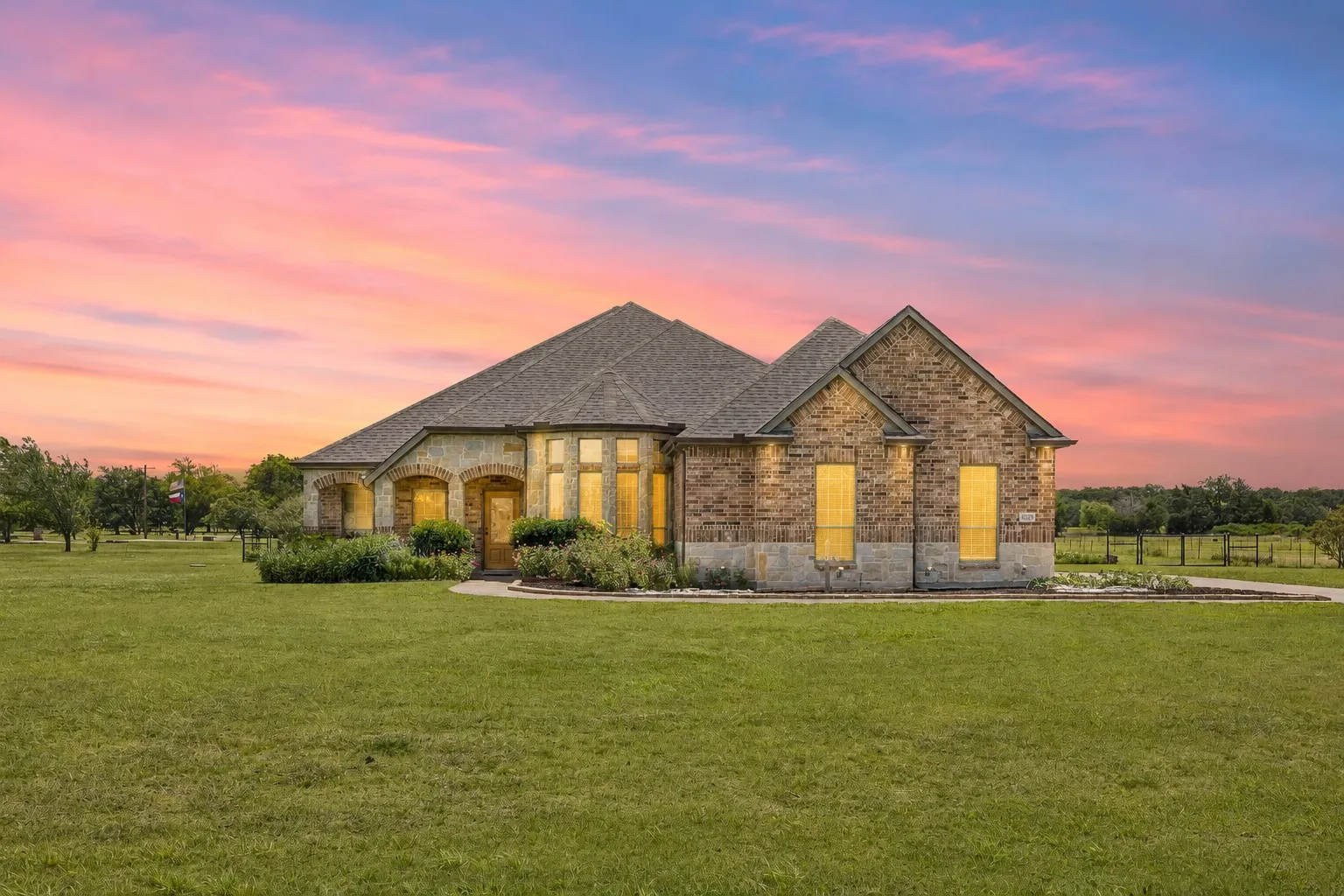 Single Family Residence For Sale in Hunt County , 6365 Graham Point, Royse City, Texas 75189, 4 Bedroom, 3 Bathroom, 3 Garage spaces, 2,637 Sqft, built in 2006, mls#21314269, Real Estate Agent in Royse City, Homes For Sale in Hunt county, Homes For Sale in Royse City, Realtor in Royse City Texas, Real Estate Brokerage Independent Realty Texas, Luminita Cordes Realtor