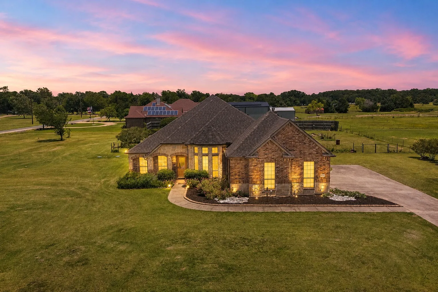Single Family Residence For Sale in Hunt County , 6365 Graham Point, Royse City, Texas 75189, 4 Bedroom, 3 Bathroom, 3 Garage spaces, 2,637 Sqft, built in 2006, mls#21314269, Real Estate Agent in Royse City, Homes For Sale in Hunt county, Homes For Sale in Royse City, Realtor in Royse City Texas, Real Estate Brokerage Independent Realty Texas, Luminita Cordes Realtor