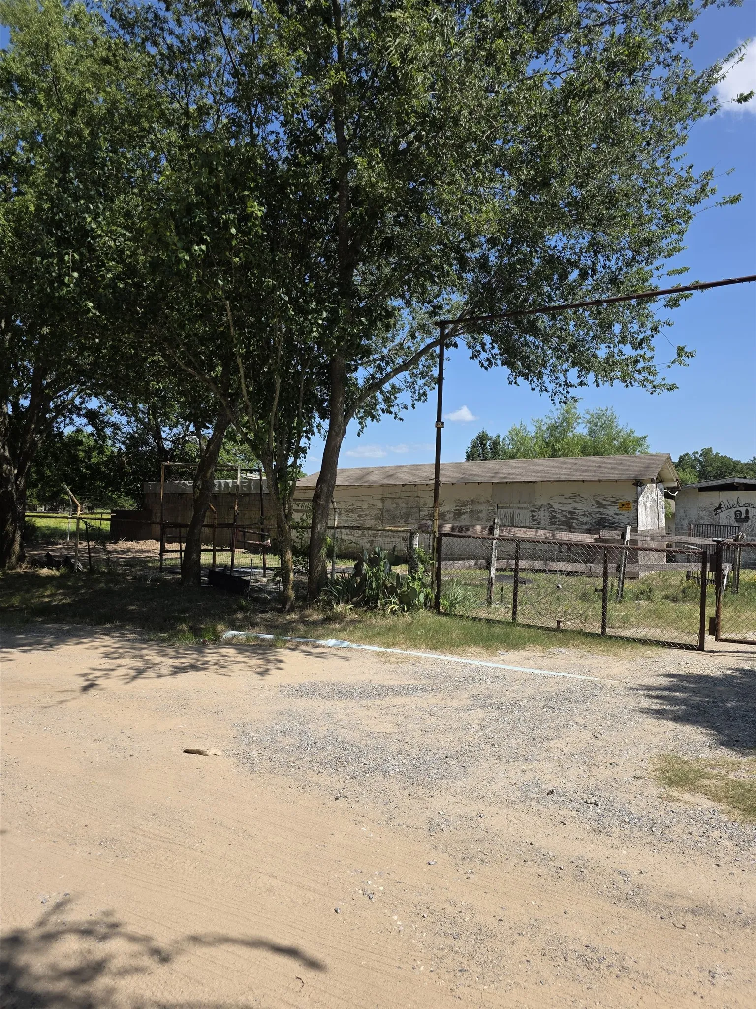 Farm For Sale in Hunt County , 3719 Private Road 3843 Road, Quinlan, Texas 75474, 3 Bedroom, 2 Bathroom, Garage spaces, 4,240 Sqft, built in 1989, mls#21307208, Real Estate Agent in Quinlan, Homes For Sale in Hunt county, Homes For Sale in Quinlan, Realtor in Quinlan Texas, Real Estate Brokerage Independent Realty Texas, Luminita Cordes Realtor