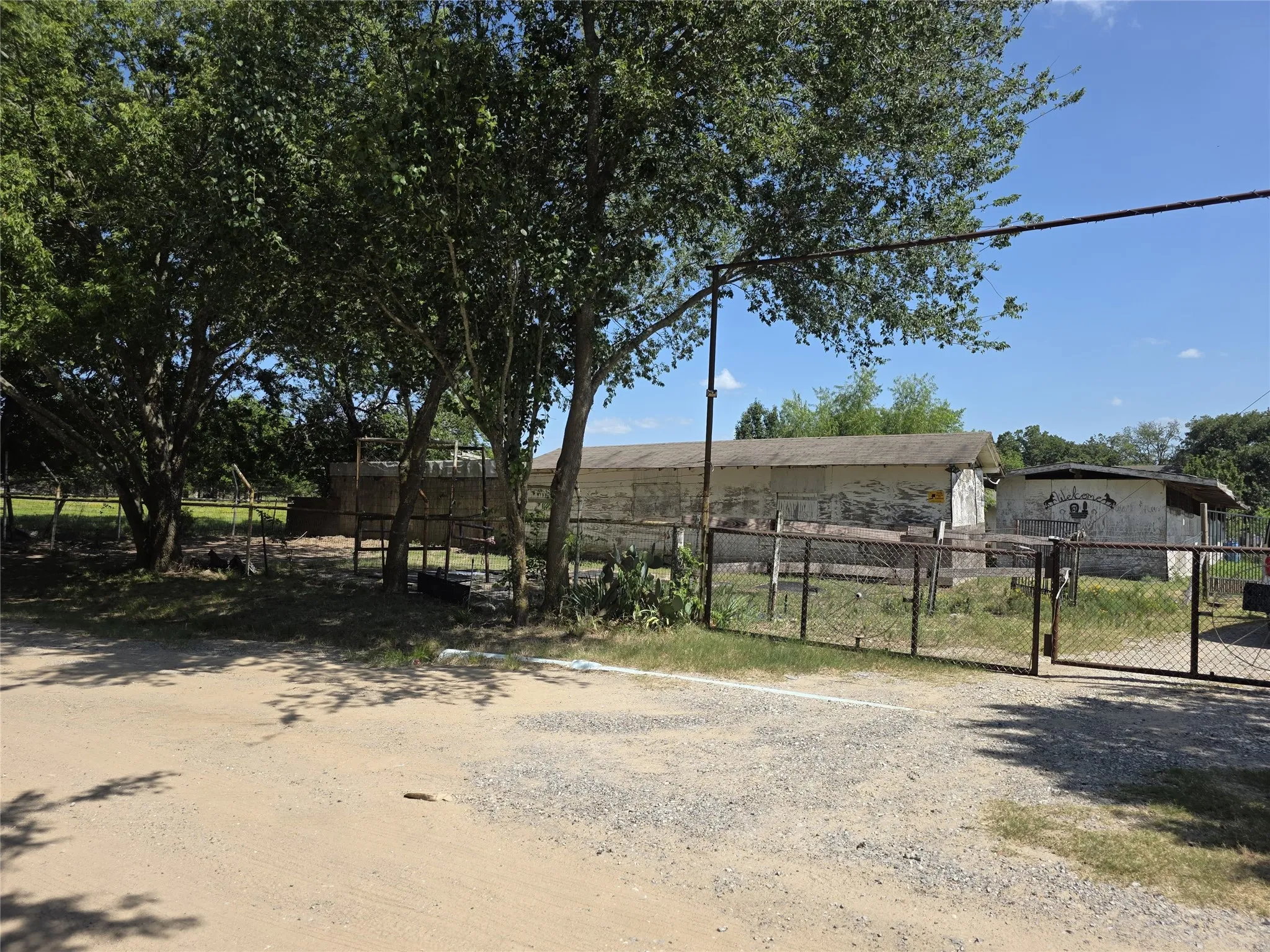 Farm For Sale in Hunt County , 3719 Private Road 3843 Road, Quinlan, Texas 75474, 3 Bedroom, 2 Bathroom, Garage spaces, 4,240 Sqft, built in 1989, mls#21307208, Real Estate Agent in Quinlan, Homes For Sale in Hunt county, Homes For Sale in Quinlan, Realtor in Quinlan Texas, Real Estate Brokerage Independent Realty Texas, Luminita Cordes Realtor