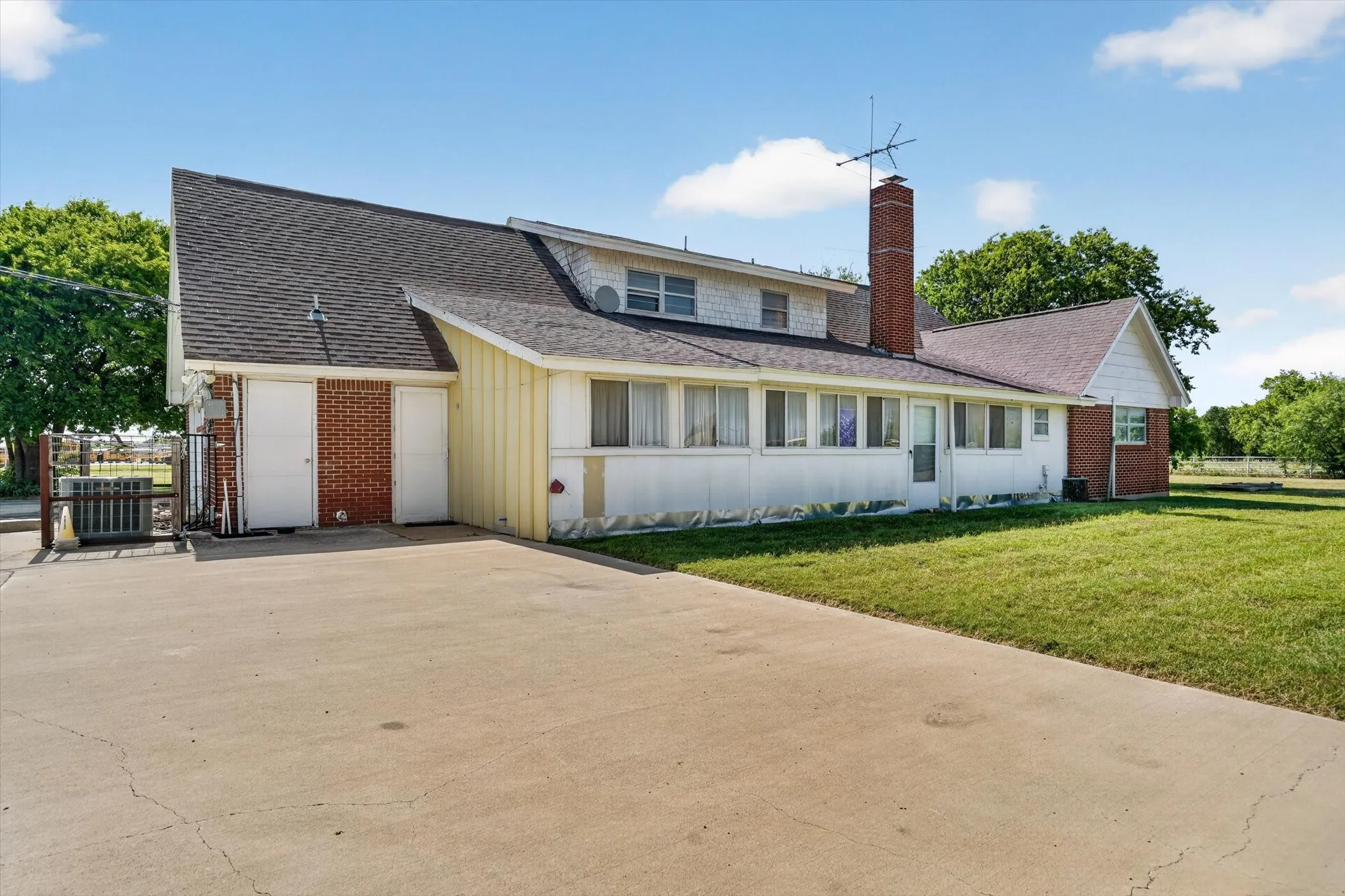 Office For Sale in Tarrant County , 10217 N Crowley Road, Fort Worth, Texas 76036, 0, 0, Garage spaces, 0 Sqft, built in 1966, Price $900,000, mls#21317415, Real Estate Agent in Fort Worth, Homes For Sale in Tarrant county, Homes For Sale in Fort Worth, Realtor in Fort Worth Texas, Real Estate Brokerage Independent Realty Texas, Luminita Cordes Realtor