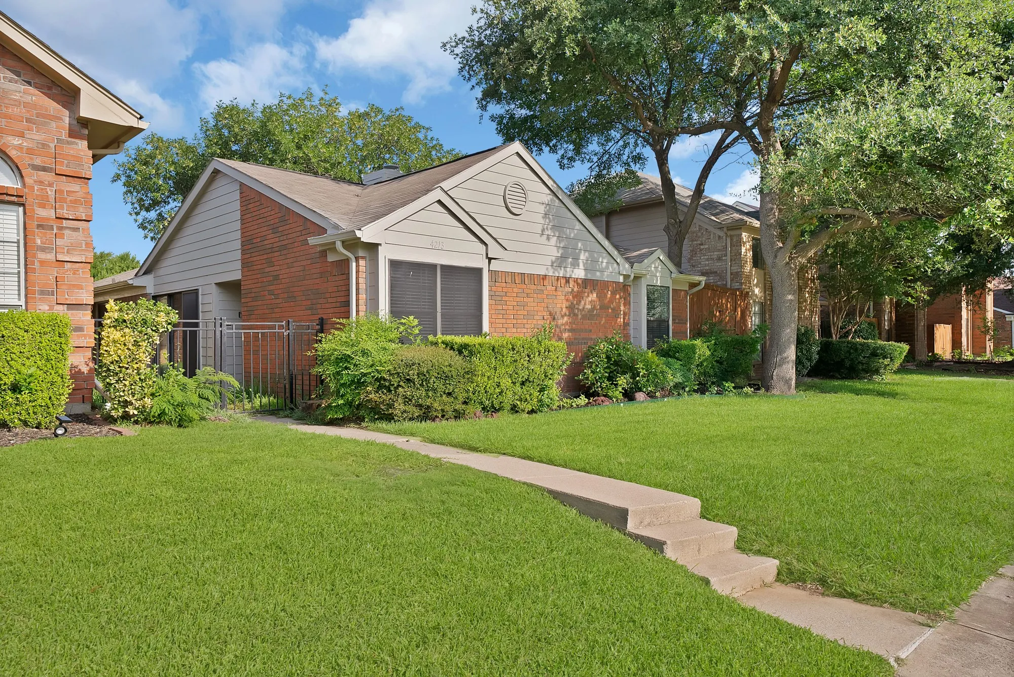 Single Family Residence For Sale in Denton County , 4213 Phoenix Drive, Carrollton, Texas 75010, 3 Bedroom, 2 Bathroom, Garage spaces, 1,254 Sqft, built in 1987, mls#21314091, Real Estate Agent in Carrollton, Homes For Sale in Denton county, Homes For Sale in Carrollton, Realtor in Carrollton Texas, Real Estate Brokerage Independent Realty Texas, Luminita Cordes Realtor