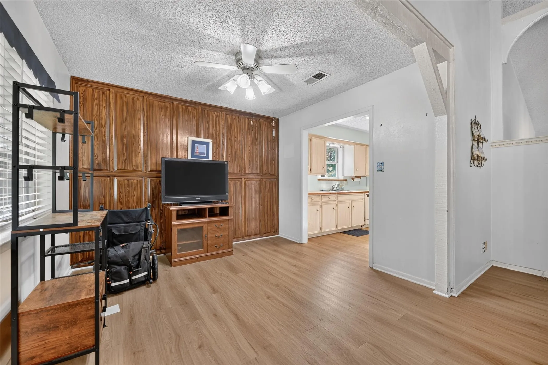 Single Family Residence For Sale in Tarrant County , 7312 Vanessa Drive, Fort Worth, Texas 76112, 3 Bedroom, 2 Bathroom, 2 Garage spaces, 1,696 Sqft, built in 1971, mls#21313120, Real Estate Agent in Fort Worth, Homes For Sale in Tarrant county, Homes For Sale in Fort Worth, Realtor in Fort Worth Texas, Real Estate Brokerage Independent Realty Texas, Luminita Cordes Realtor