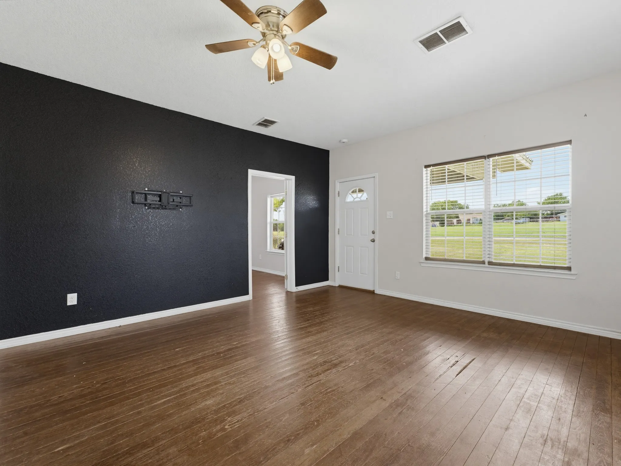 Single Family Residence For Sale in Montague County , 180 Trail Drive, Bowie, Texas 76230, 3 Bedroom, 2 Bathroom, Garage spaces, 1,344 Sqft, built in 2012, mls#21319168, Real Estate Agent in Bowie, Homes For Sale in Montague county, Homes For Sale in Bowie, Realtor in Bowie Texas, Real Estate Brokerage Independent Realty Texas, Luminita Cordes Realtor