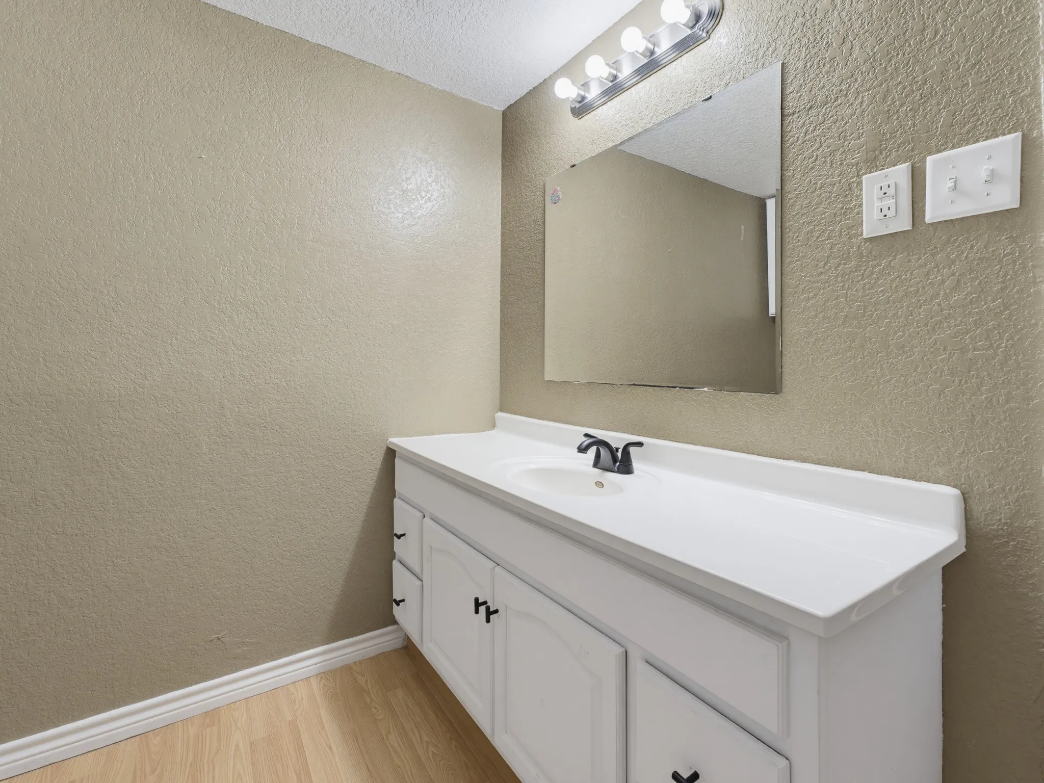 Single Family Residence For Sale in Montague County , 180 Trail Drive, Bowie, Texas 76230, 3 Bedroom, 2 Bathroom, Garage spaces, 1,344 Sqft, built in 2012, mls#21319168, Real Estate Agent in Bowie, Homes For Sale in Montague county, Homes For Sale in Bowie, Realtor in Bowie Texas, Real Estate Brokerage Independent Realty Texas, Luminita Cordes Realtor