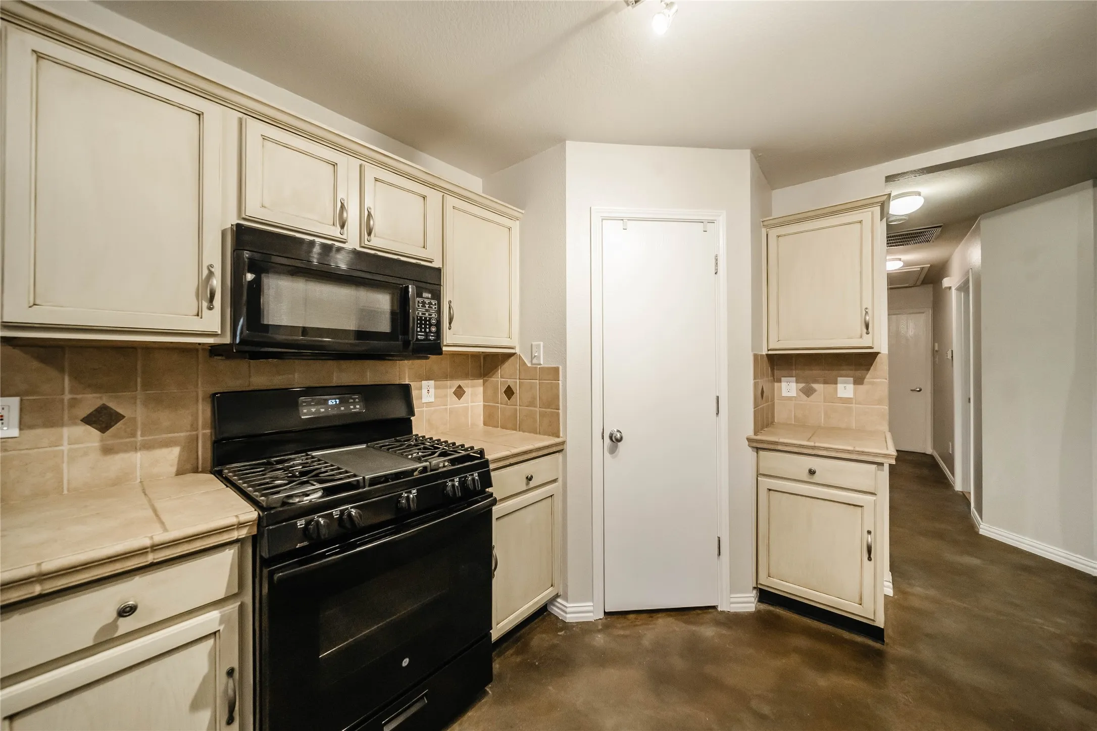 Single Family Residence For Rent in Collin County , 2211 Lilac Circle, Mc Kinney, Texas 75071, 3 Bedroom, 2 Bathroom, 2 Garage spaces, 1,421 Sqft, built in 1999, mls#21319366, Real Estate Agent in Mc Kinney, Homes For Rent in Collin county, Homes For Rent in Mc Kinney, Realtor in Mc Kinney Texas, Real Estate Brokerage Independent Realty Texas, Luminita Cordes Realtor