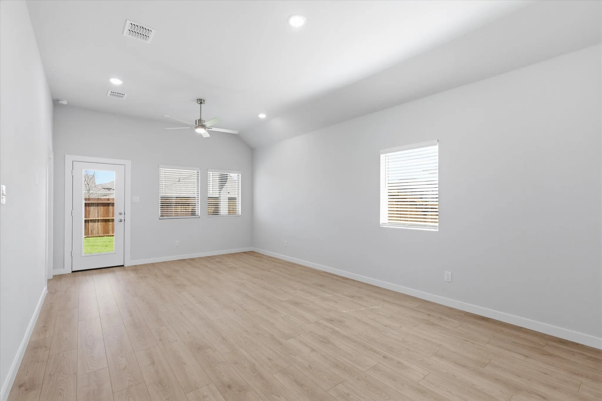 Single Family Residence For Rent in Collin County , 508 Green Grass Drive, Mc Kinney, Texas 75071, 3 Bedroom, 2 Bathroom, 2 Garage spaces, 1,509 Sqft, built in 2026, mls#21319338, Real Estate Agent in Mc Kinney, Homes For Rent in Collin county, Homes For Rent in Mc Kinney, Realtor in Mc Kinney Texas, Real Estate Brokerage Independent Realty Texas, Luminita Cordes Realtor