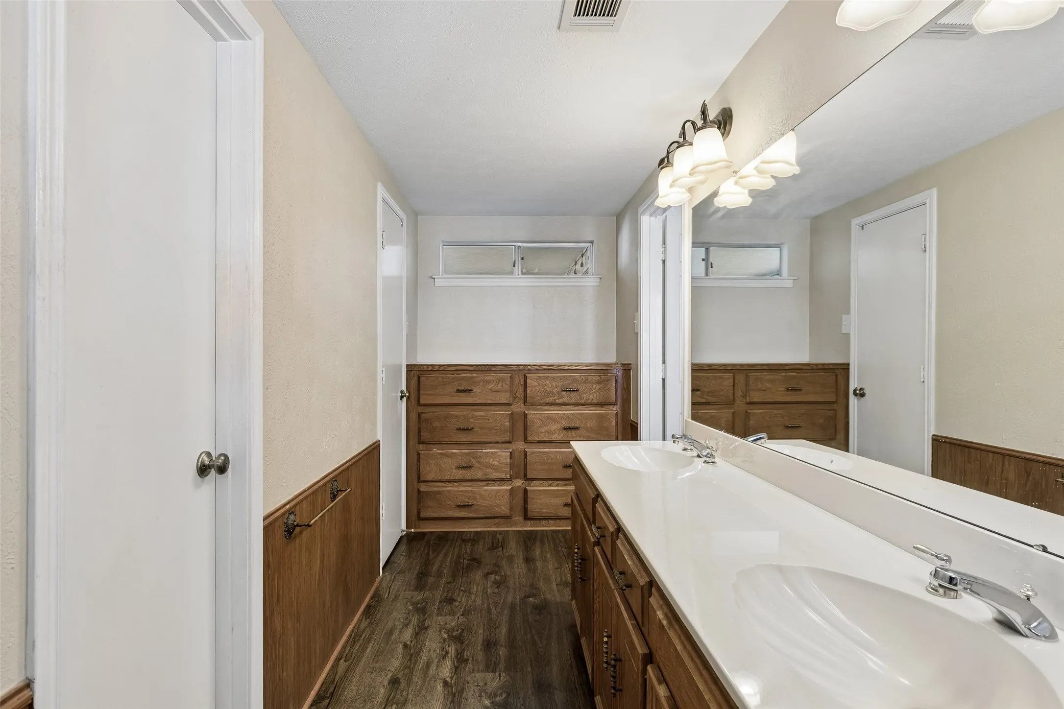 Single Family Residence For Sale in Dallas County , 602 Wentworth Drive, Richardson, Texas 75081, 5 Bedroom, 3 Bathroom, 2 Garage spaces, 2,402 Sqft, built in 1977, mls#21317496, Real Estate Agent in Richardson, Homes For Sale in Dallas county, Homes For Sale in Richardson, Realtor in Richardson Texas, Real Estate Brokerage Independent Realty Texas, Luminita Cordes Realtor
